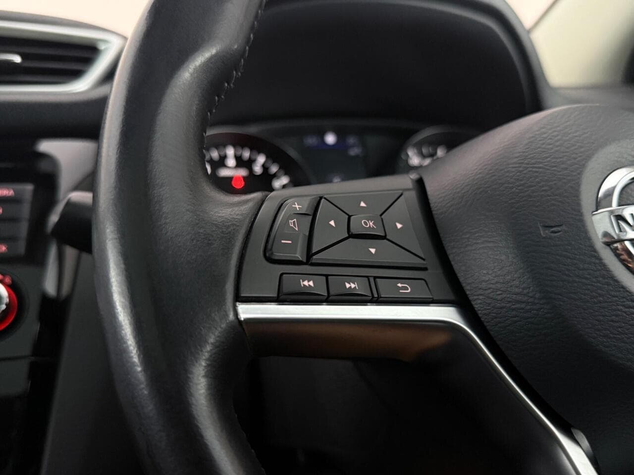 Nissan Qashqai thumbnail Misc Controls