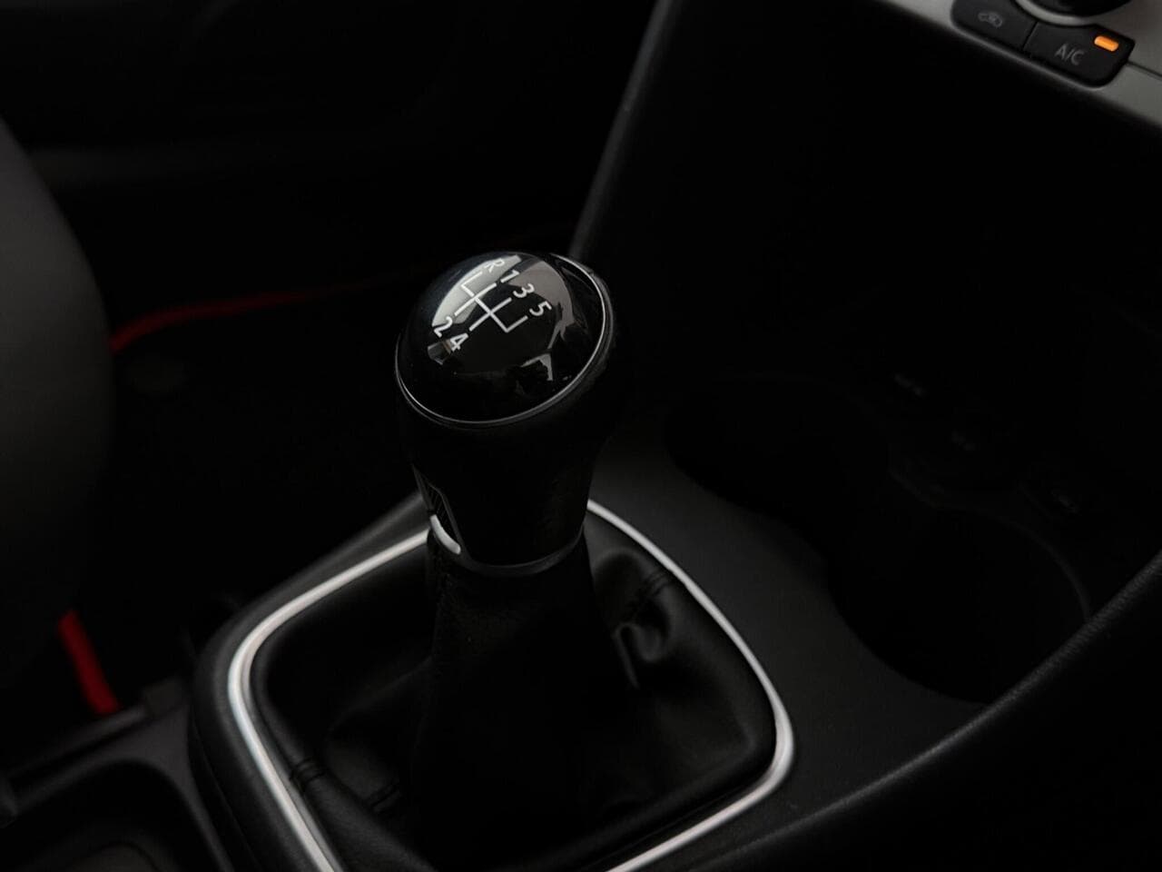 Volkswagen Polo thumbnail Interior Front