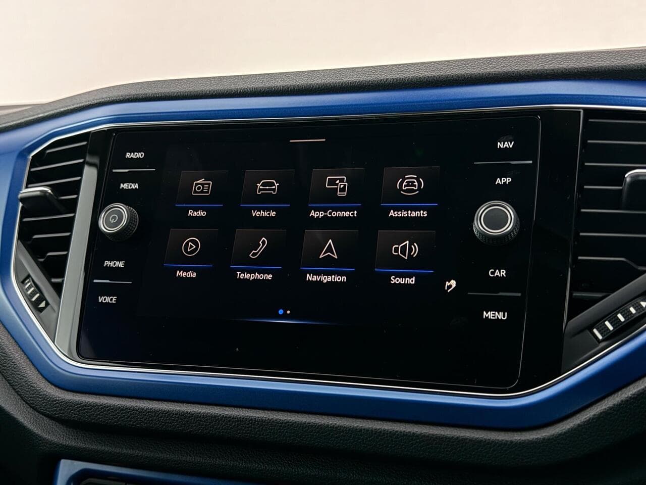 Volkswagen T-Roc thumbnail Infotainment System