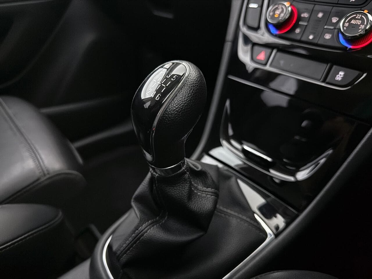 Vauxhall Mokka X thumbnail Interior Front