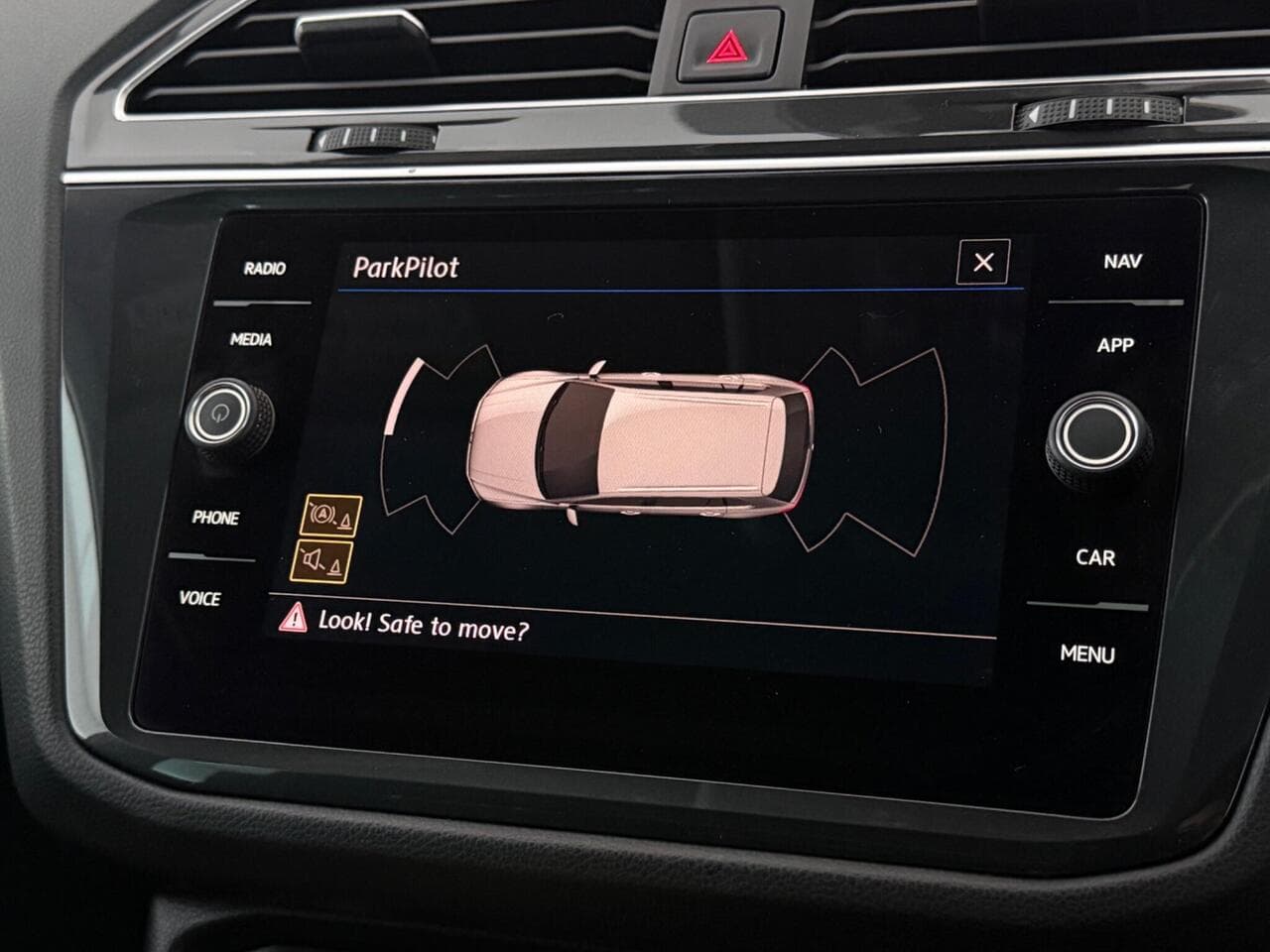 Volkswagen Tiguan thumbnail Infotainment System