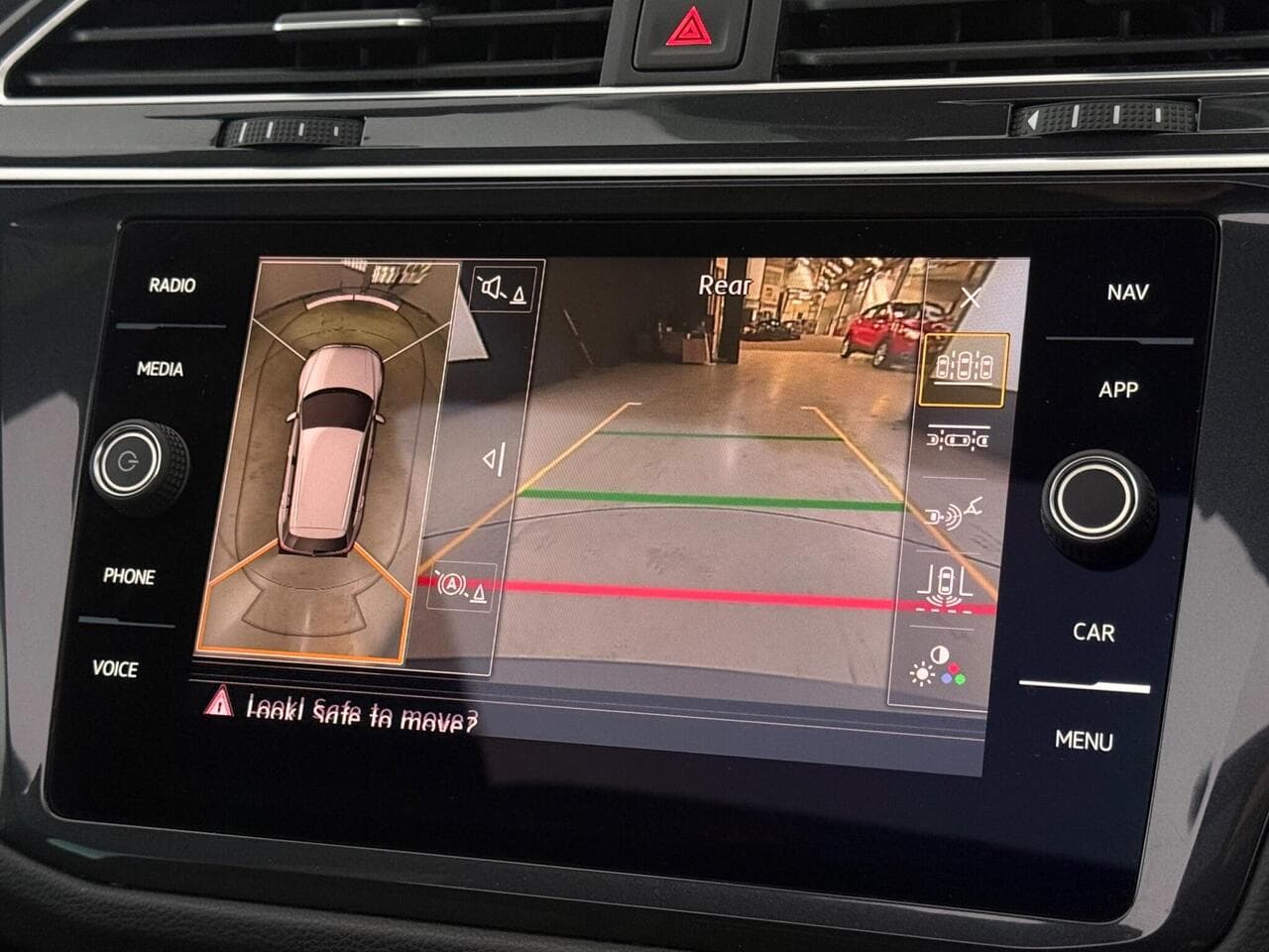 Volkswagen Tiguan thumbnail Infotainment System