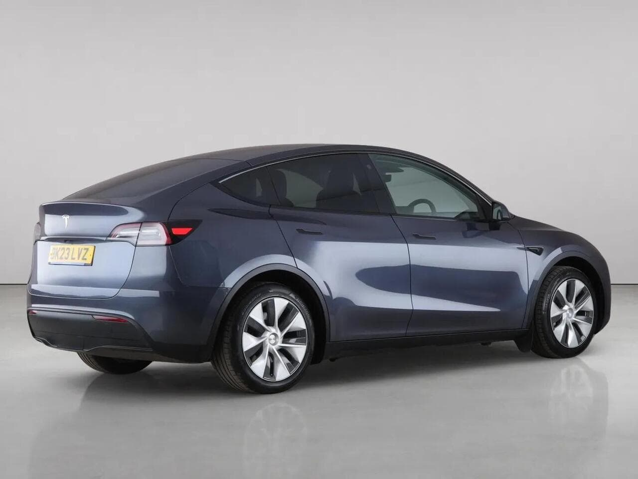 Tesla Model Y thumbnail Side Right