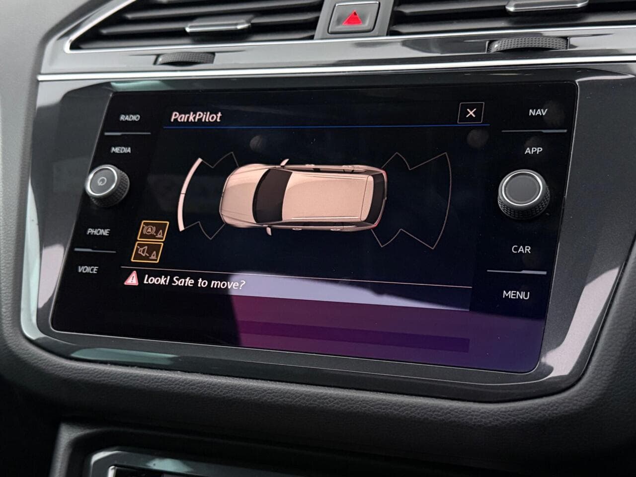 Volkswagen Tiguan thumbnail Infotainment System