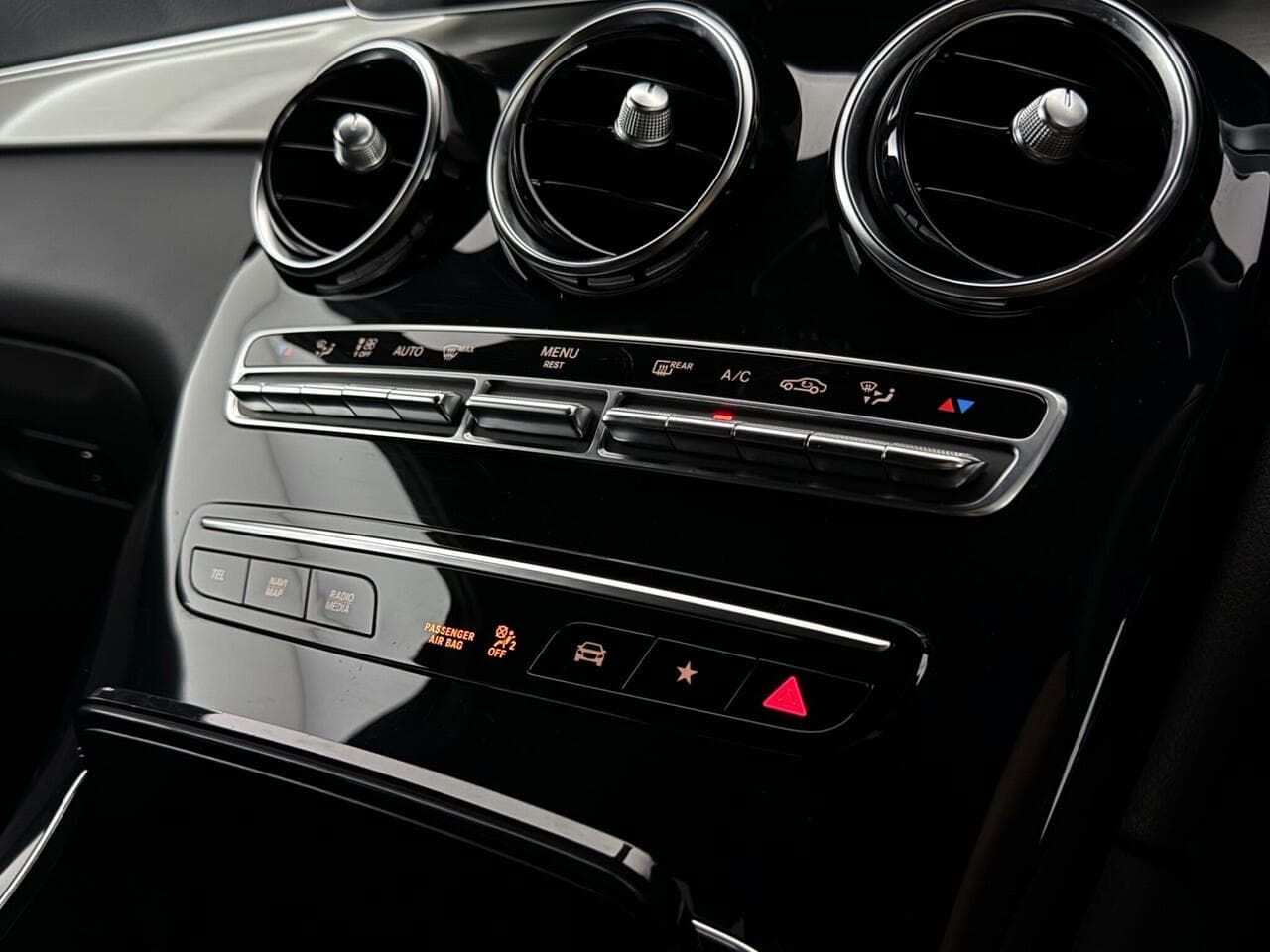 Mercedes-Benz GLC thumbnail Interior Front