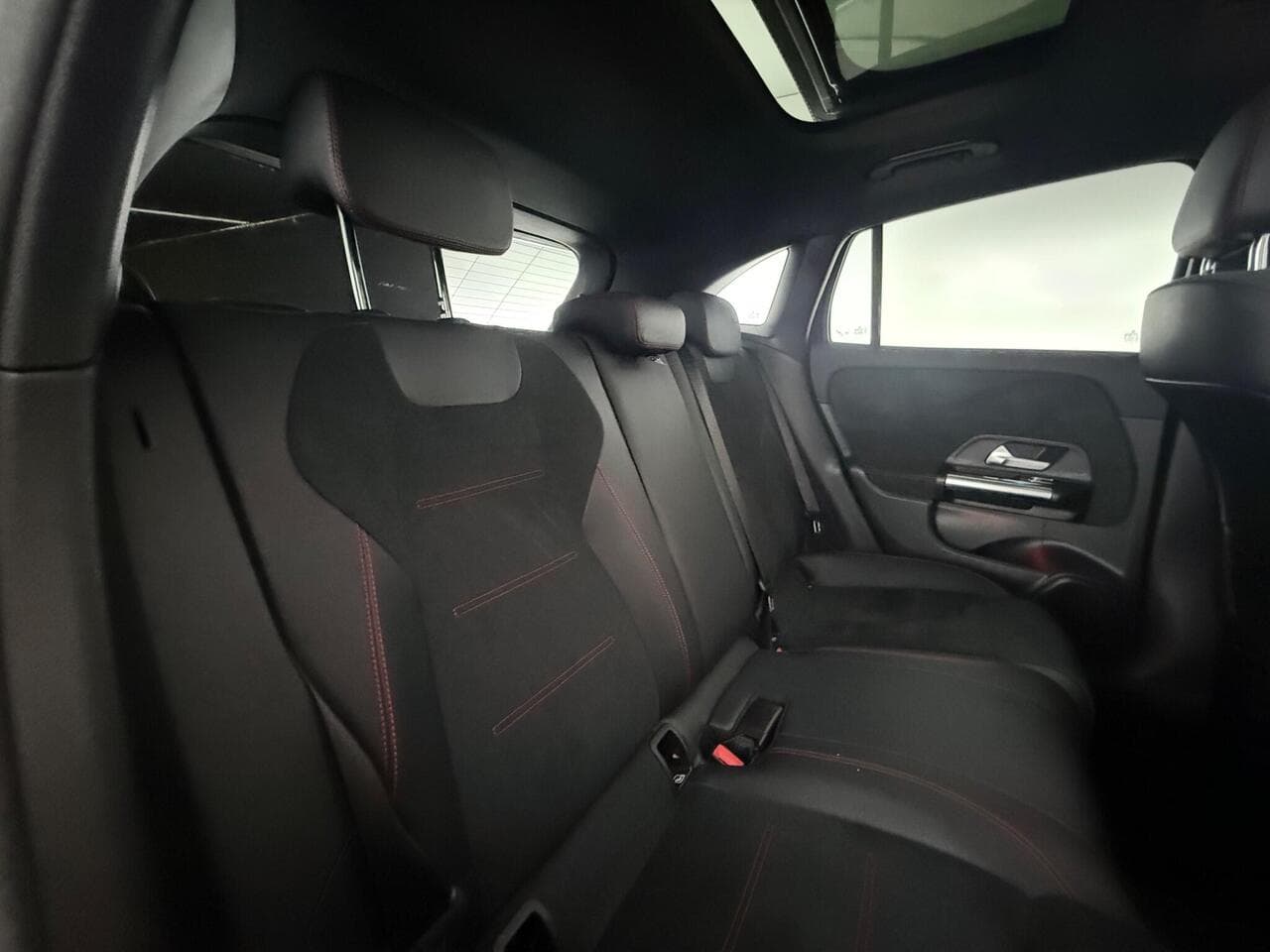 Mercedes-Benz GLA thumbnail Seats Rear