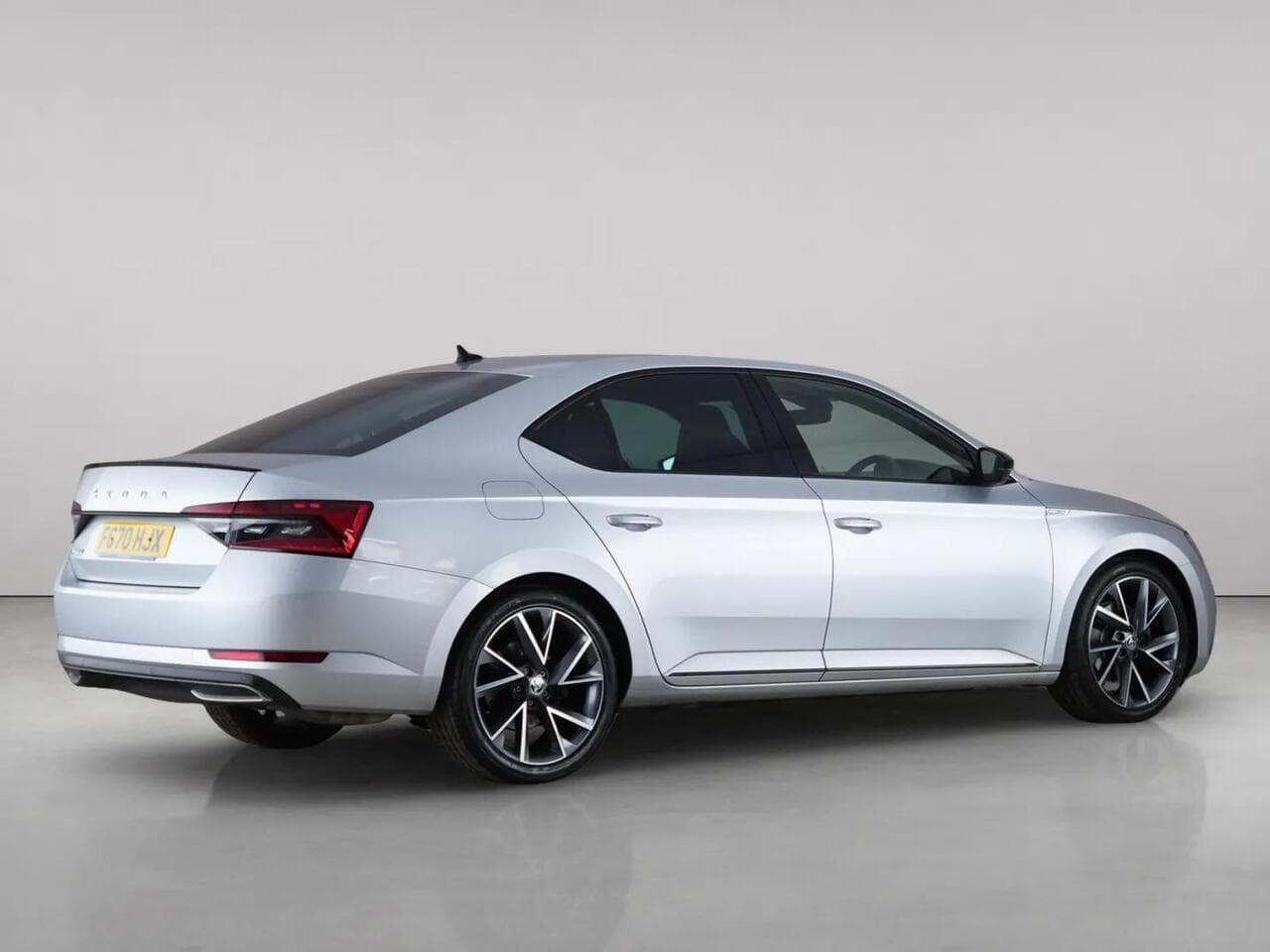 Skoda Superb thumbnail Rear Right