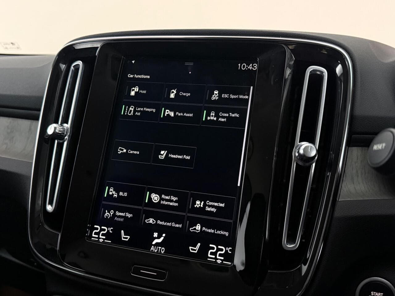 Volvo XC40 thumbnail Infotainment System