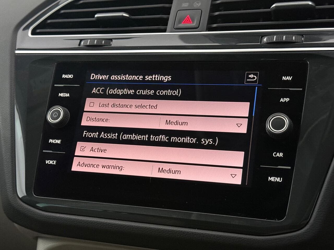 Volkswagen Tiguan thumbnail Infotainment System