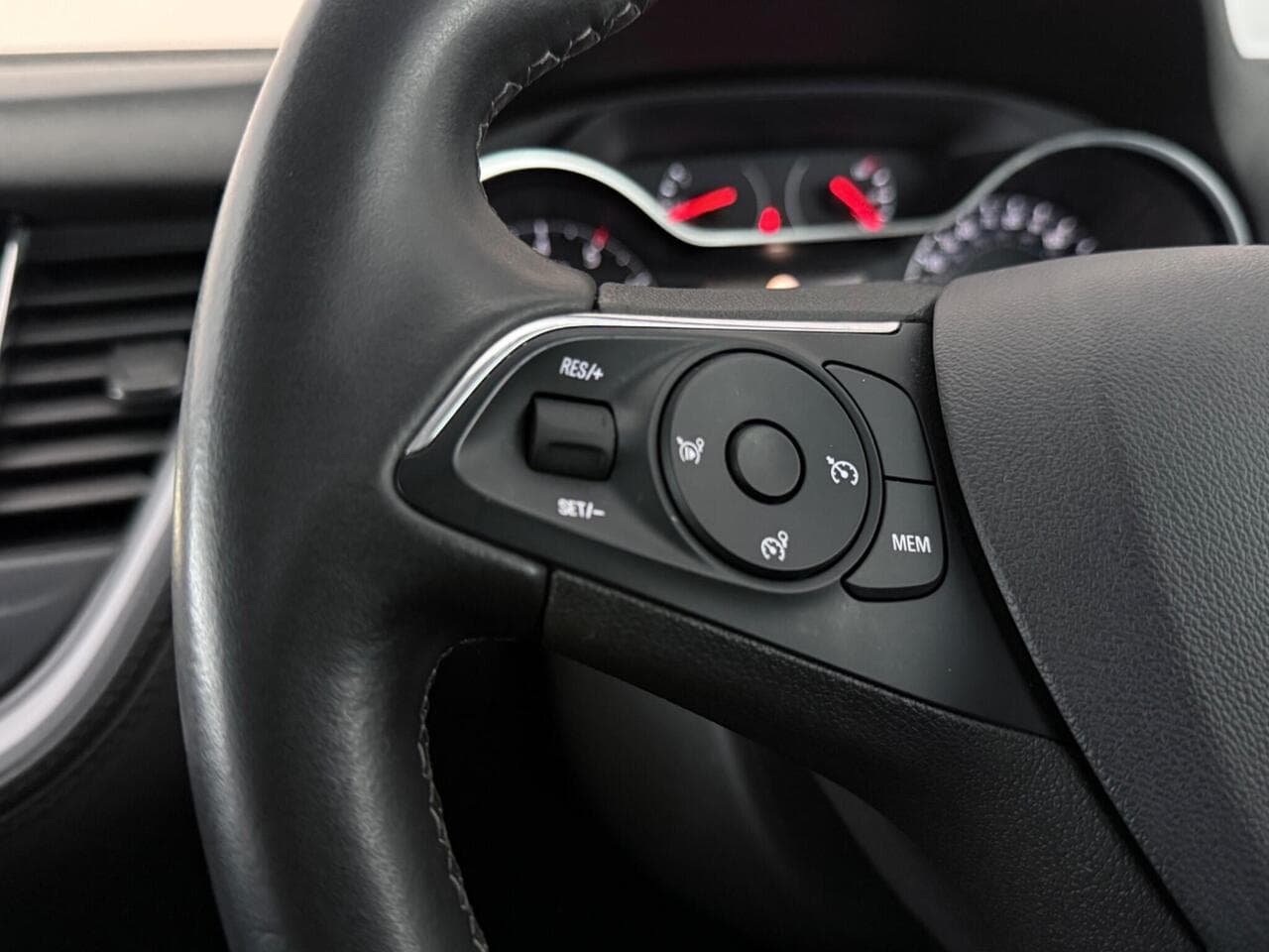 Vauxhall Grandland X thumbnail Misc Controls