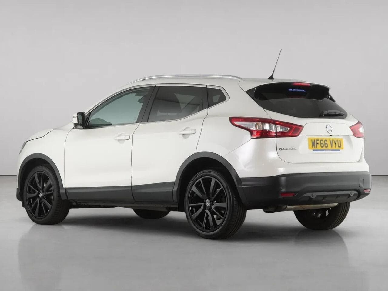Nissan Qashqai thumbnail Rear Left