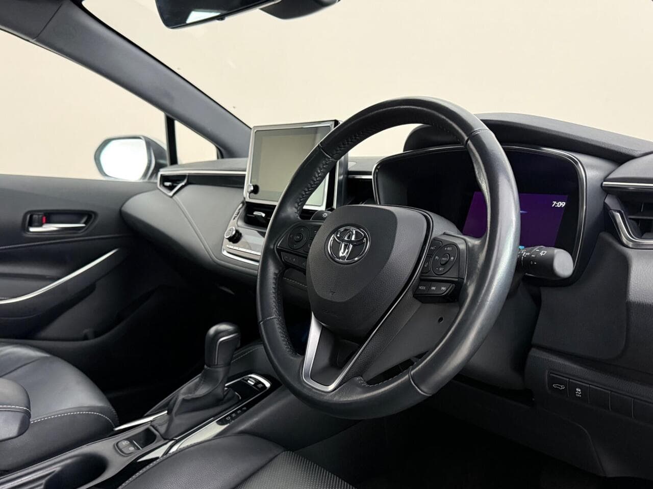 Toyota Corolla thumbnail Interior Front