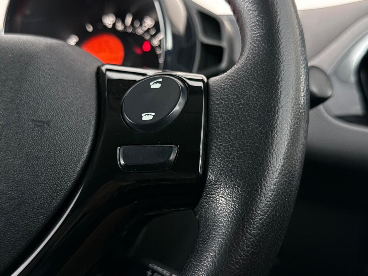Peugeot 108 thumbnail Misc Controls