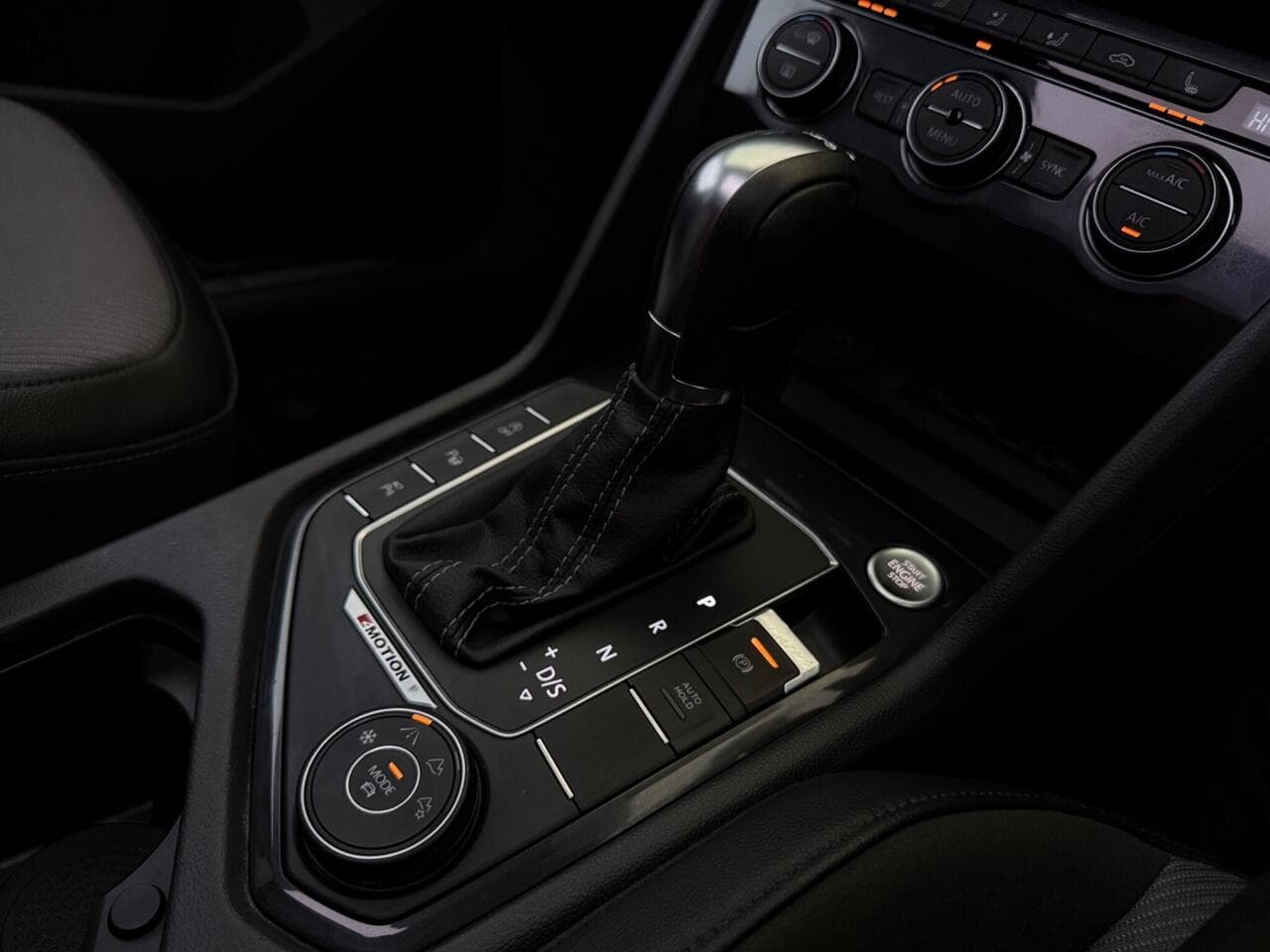 Volkswagen Tiguan thumbnail Interior Front