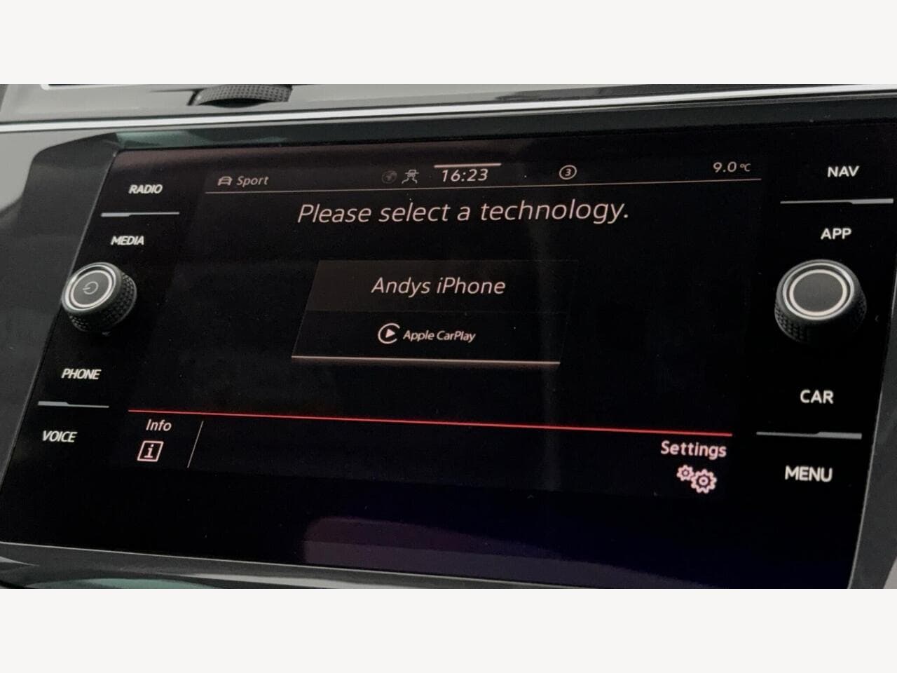 Volkswagen Tiguan thumbnail Infotainment System