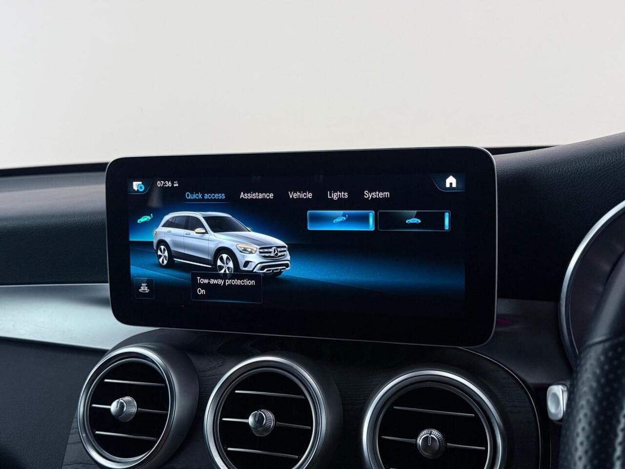 Mercedes-Benz GLC thumbnail Infotainment System