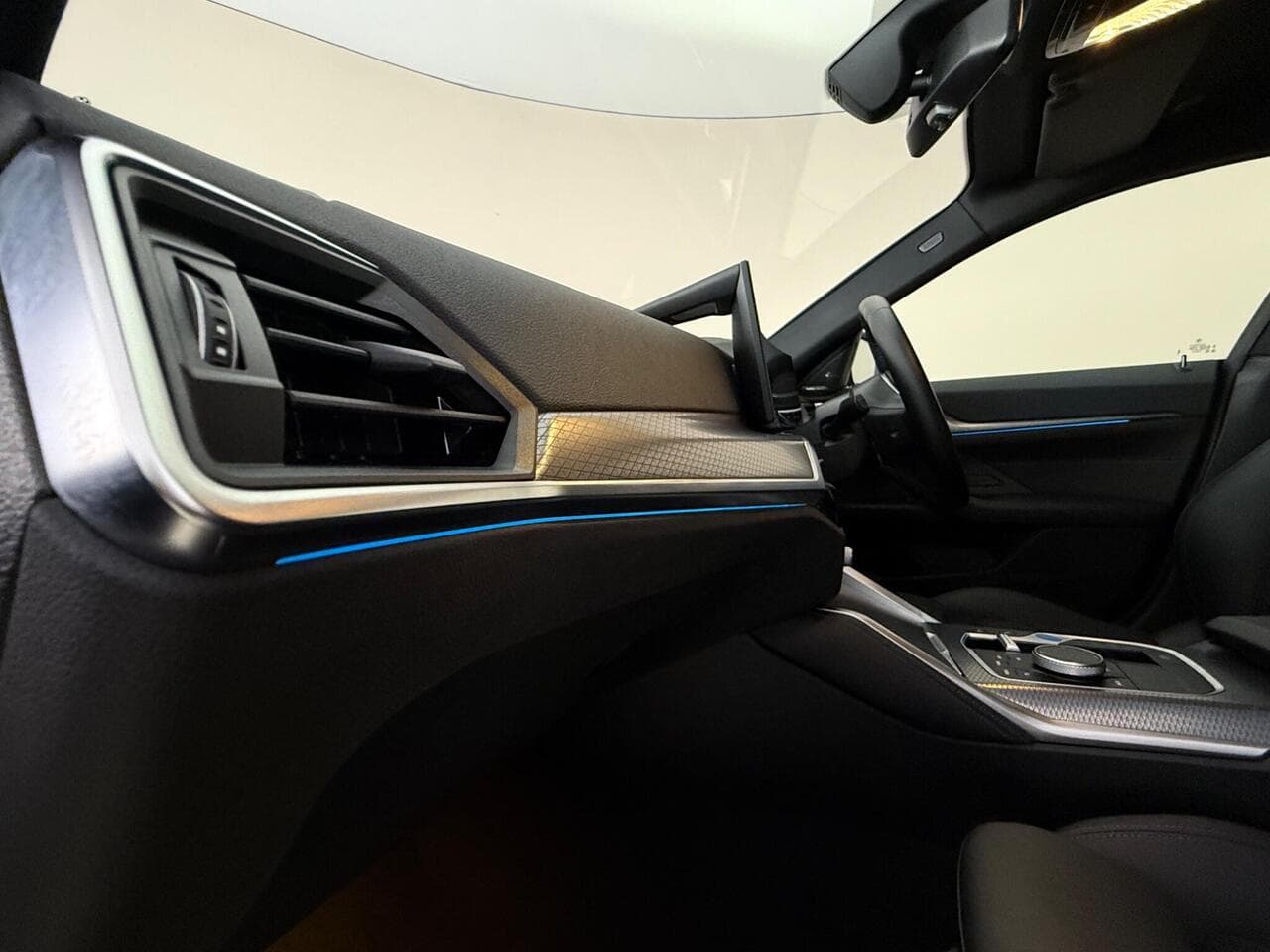 BMW i4 thumbnail Interior Front
