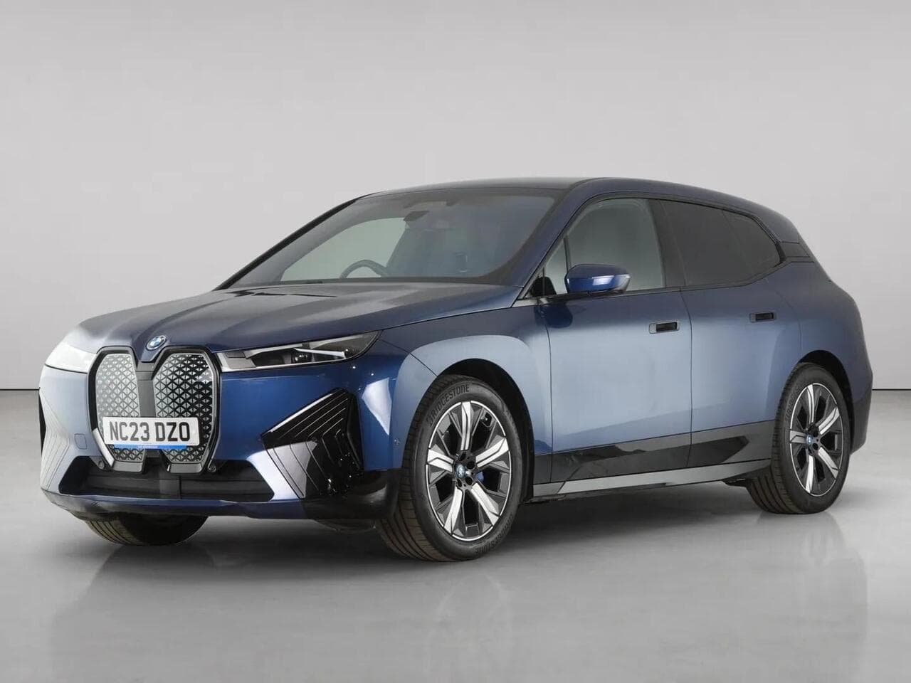 BMW iX thumbnail Front Left