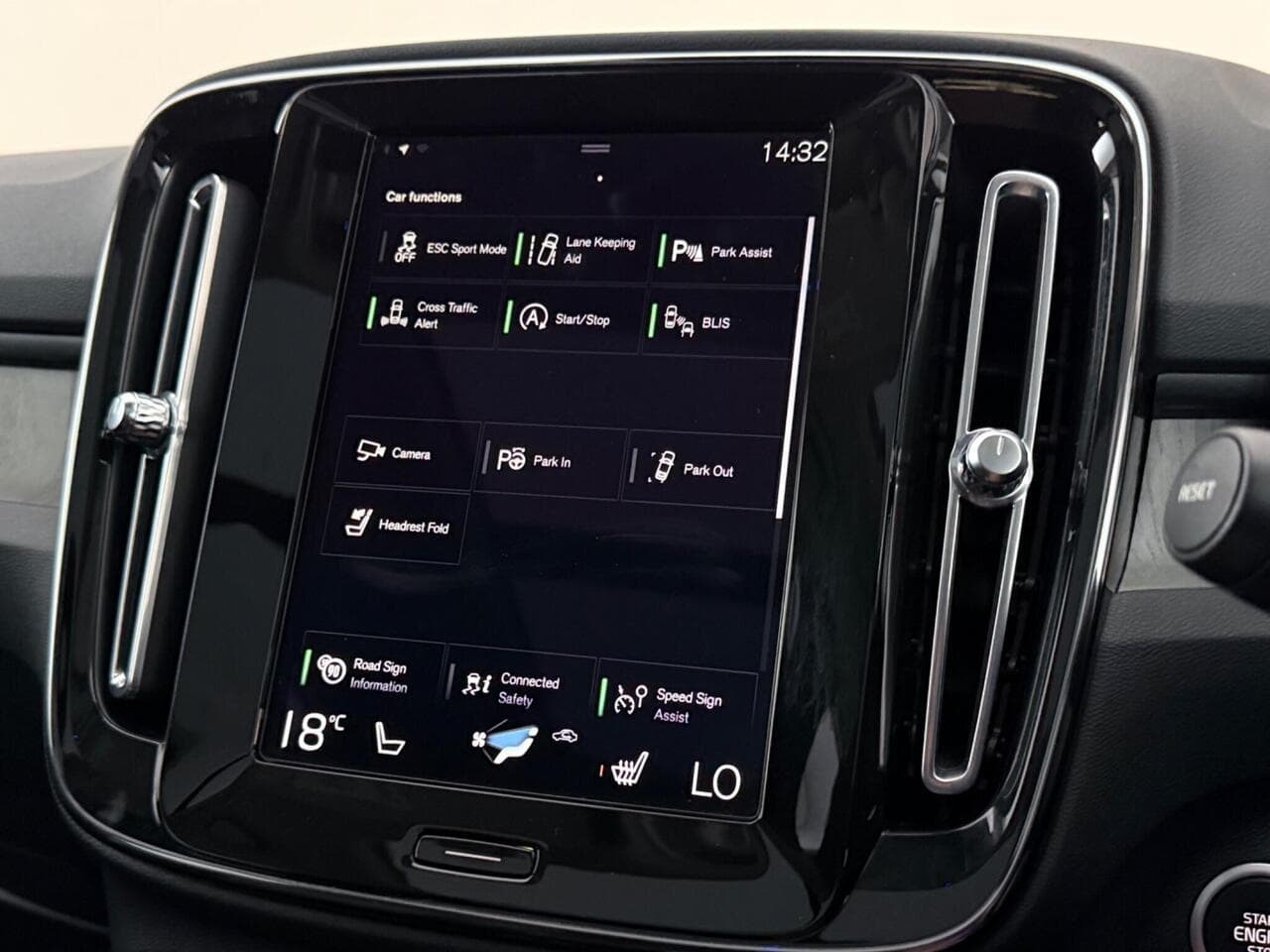 Volvo XC40 thumbnail Infotainment System