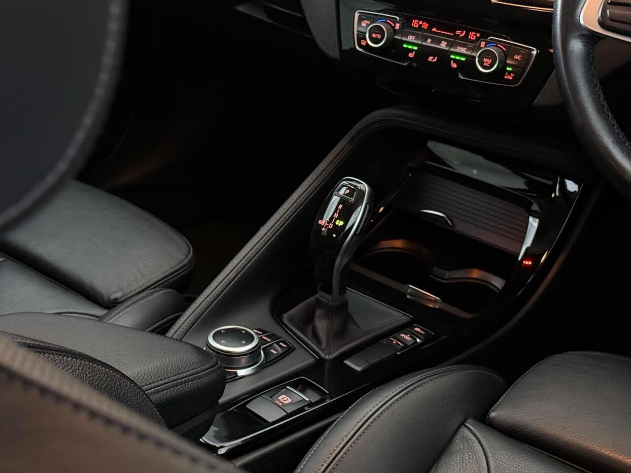 BMW X1 thumbnail Interior Front