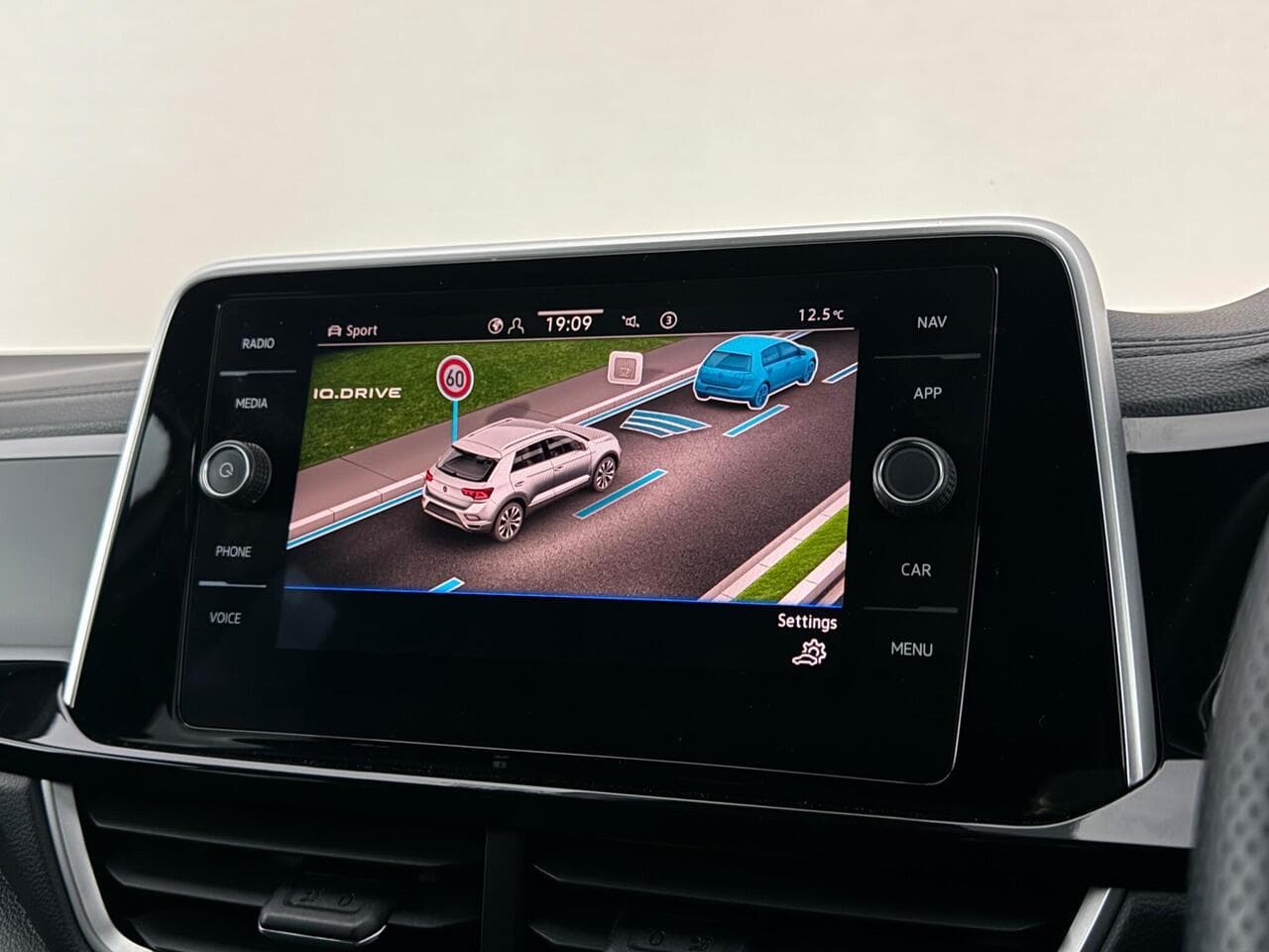 Volkswagen T-Roc thumbnail Infotainment System
