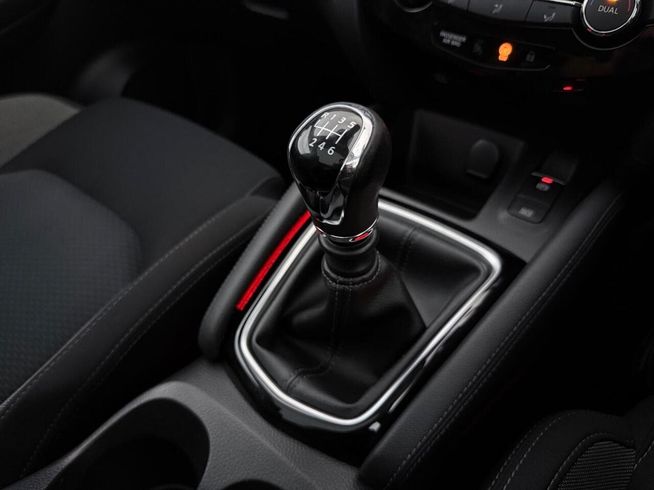 Nissan Qashqai thumbnail Interior Front