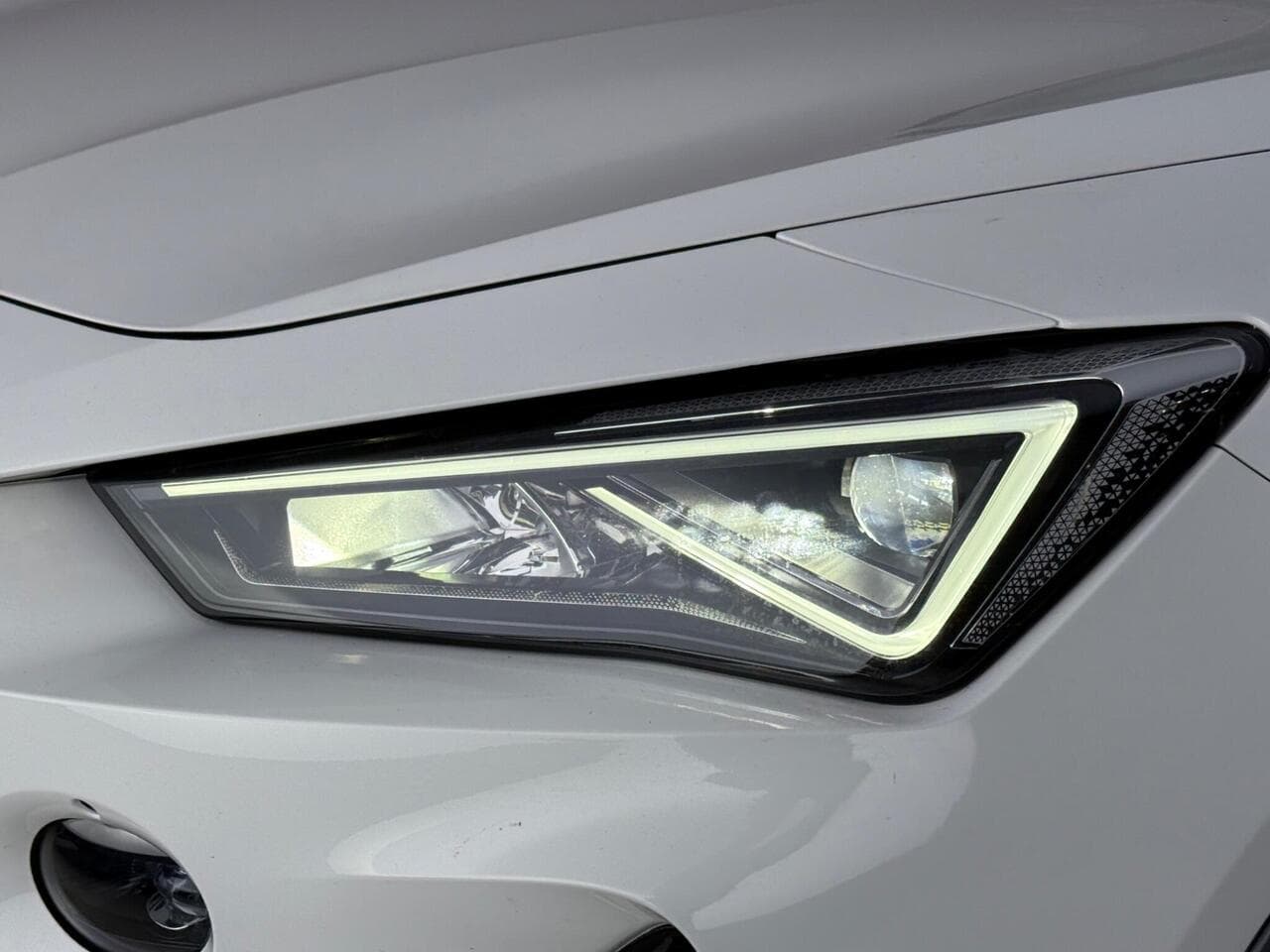 CUPRA Formentor thumbnail Lights Front