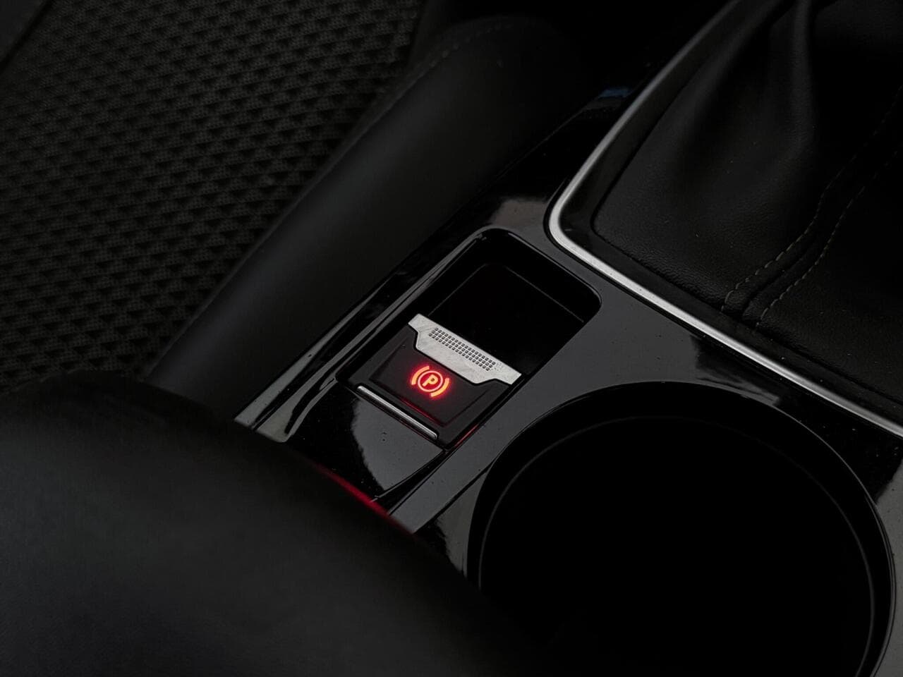 Peugeot 208 thumbnail Misc Controls