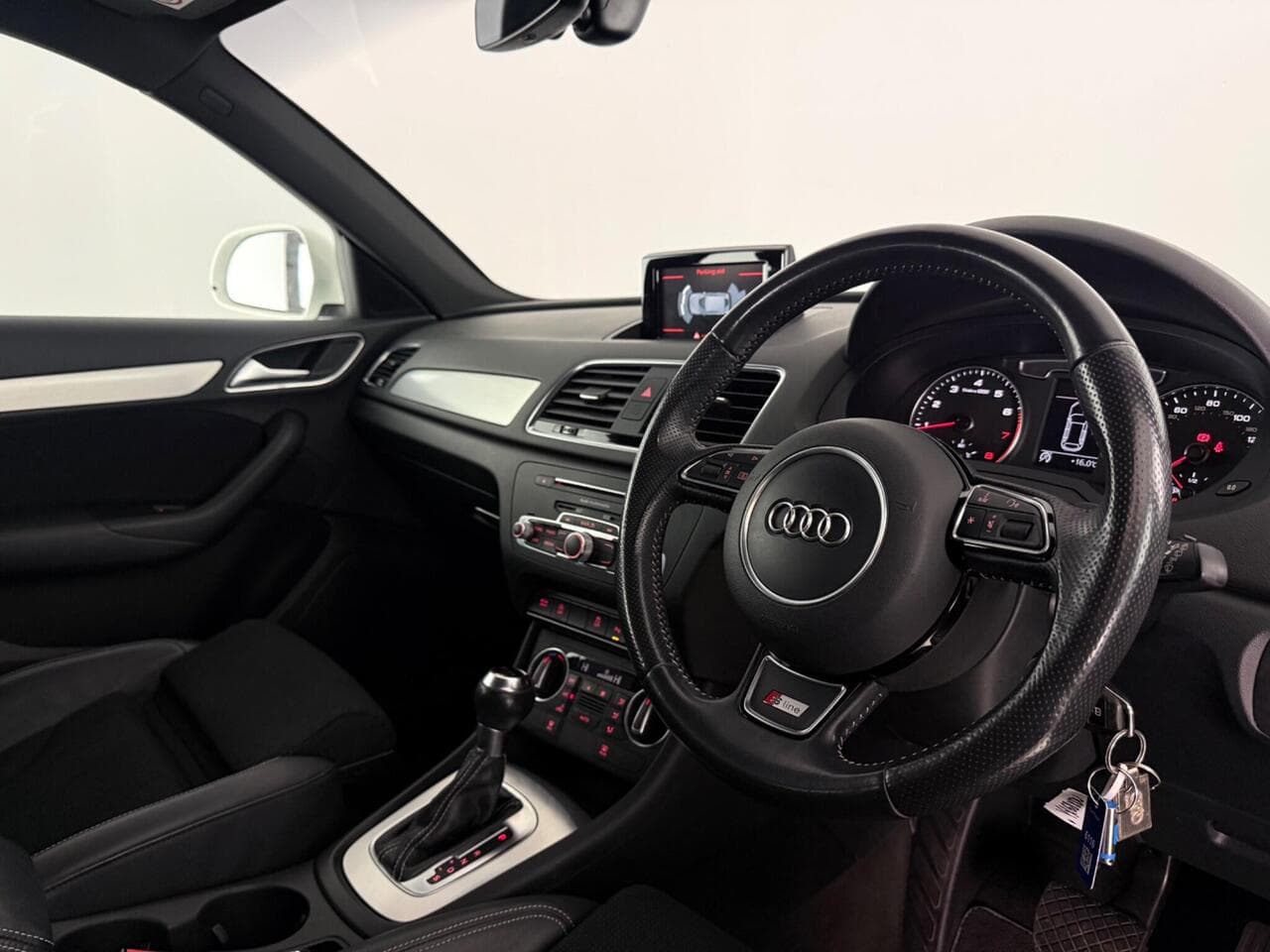 Audi Q3 thumbnail Interior Front