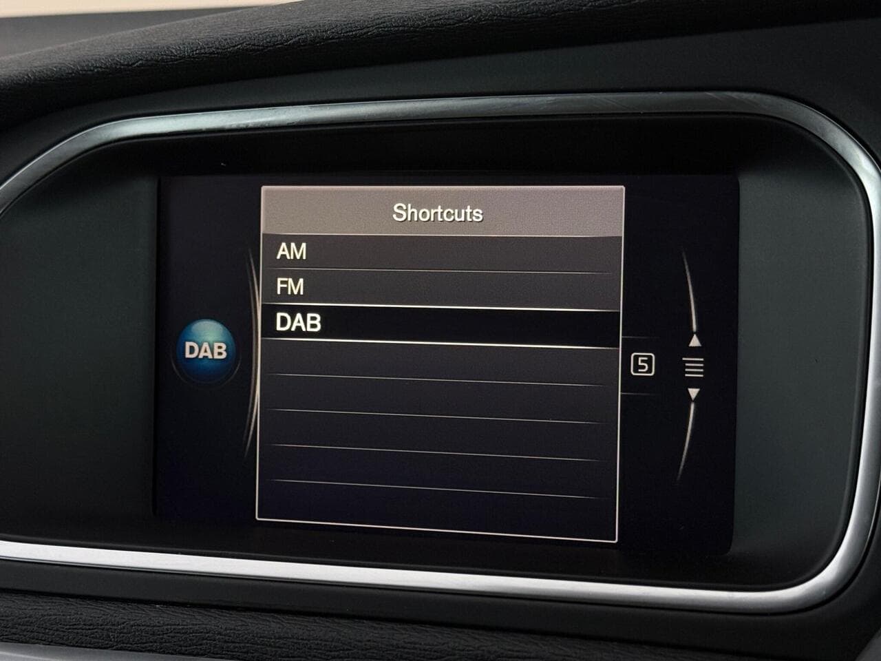 Volvo V40 Cross Country thumbnail Infotainment System