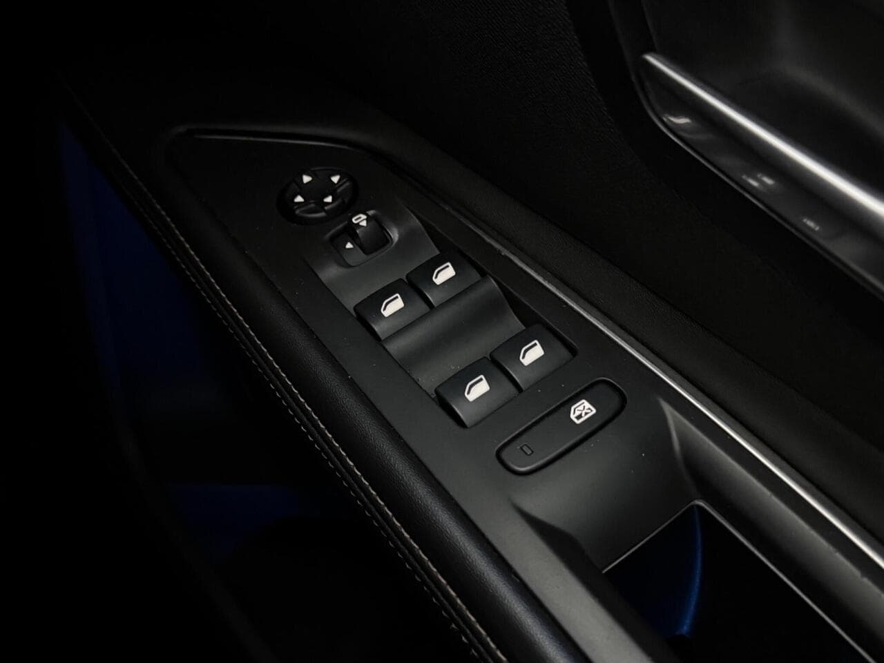 Peugeot 5008 thumbnail Misc Controls