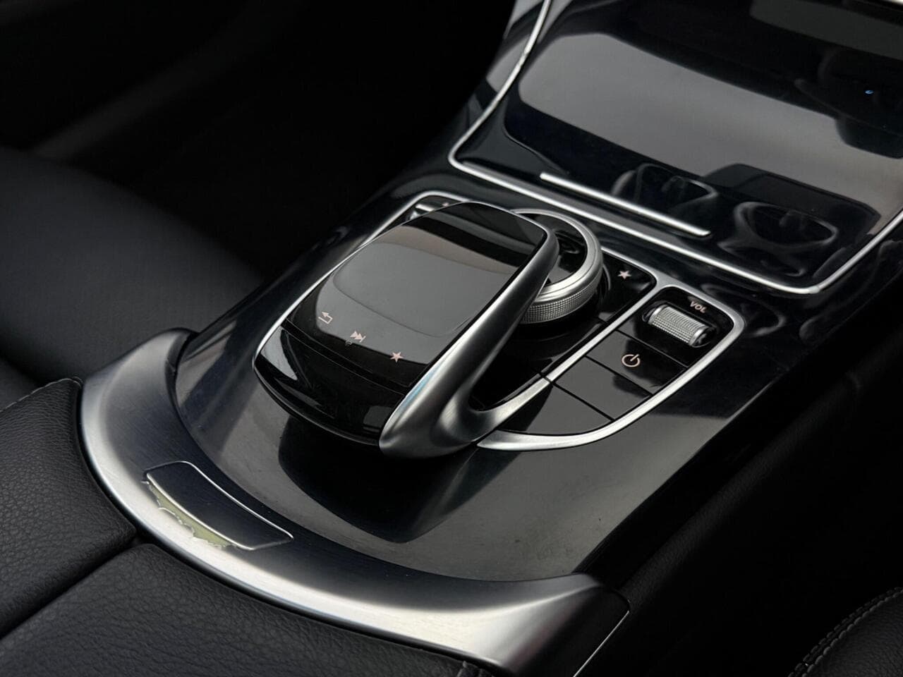 Mercedes-Benz C Class thumbnail Interior Front