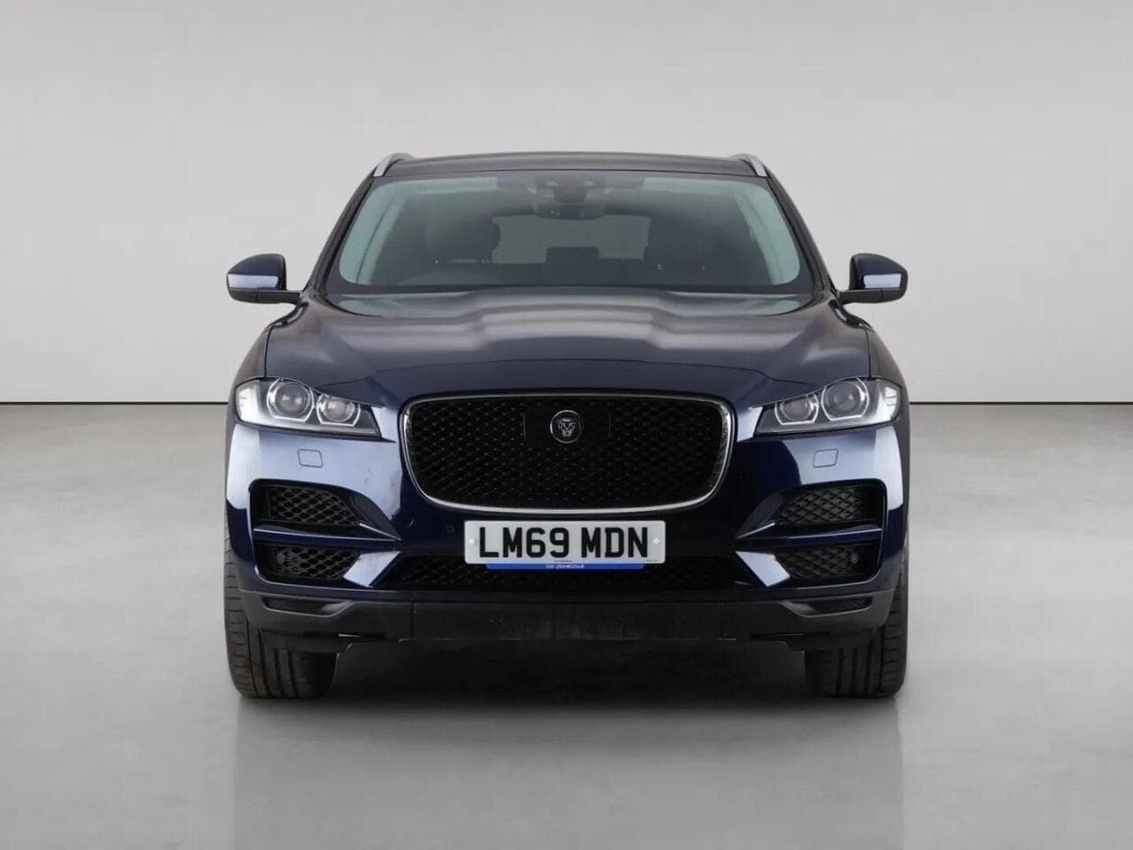 Jaguar F-PACE thumbnail Front