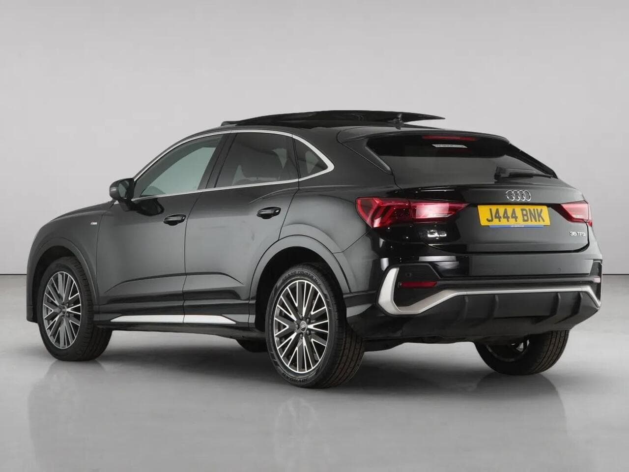 Audi Q3 thumbnail Rear Left