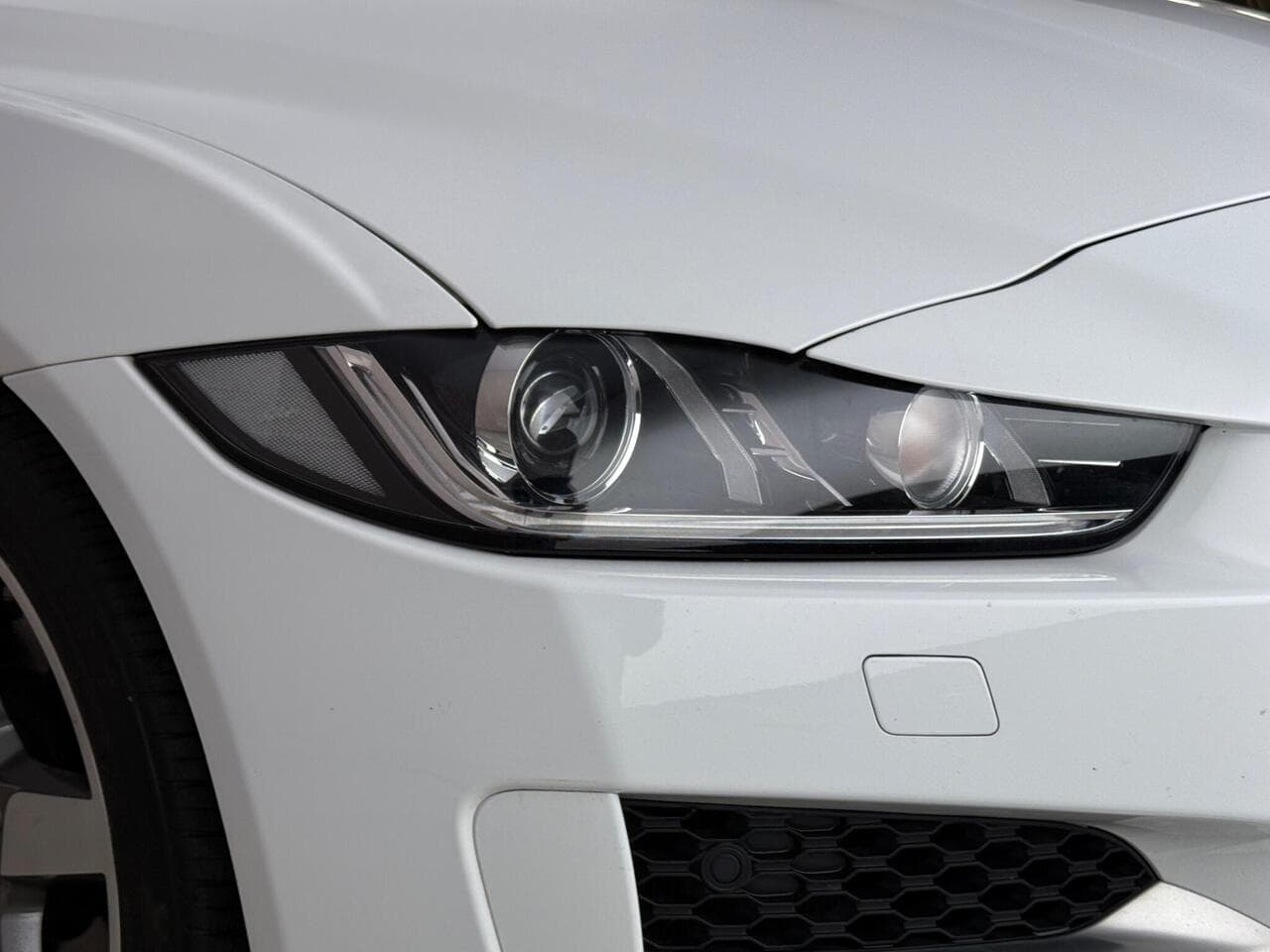 Jaguar XE thumbnail Lights Front