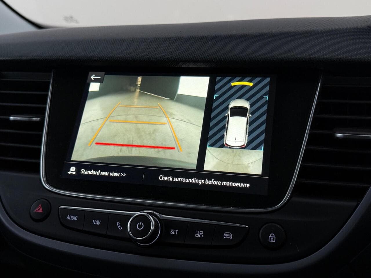 Vauxhall Crossland thumbnail Infotainment System