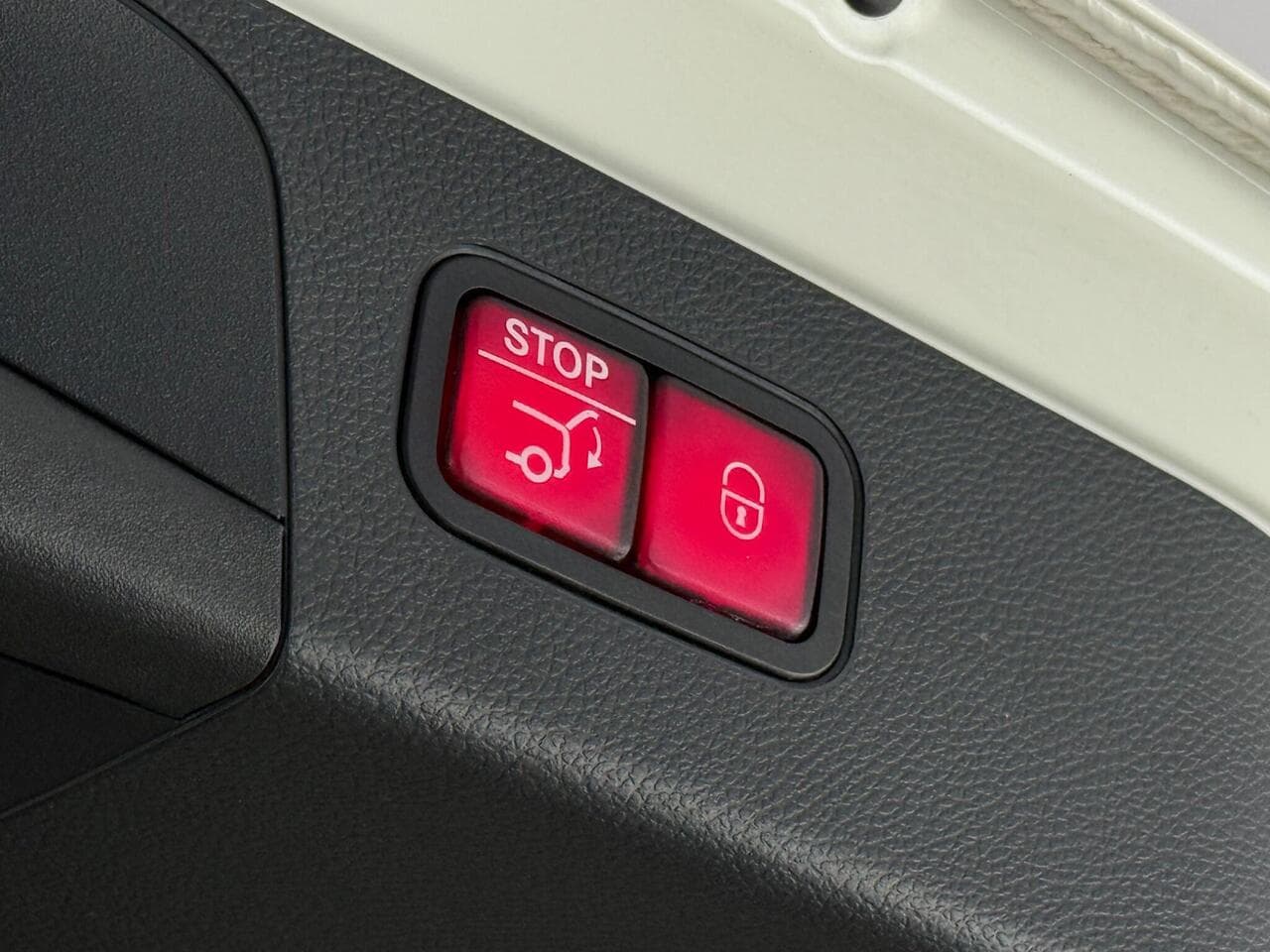 Mercedes-Benz GLC thumbnail Misc Controls