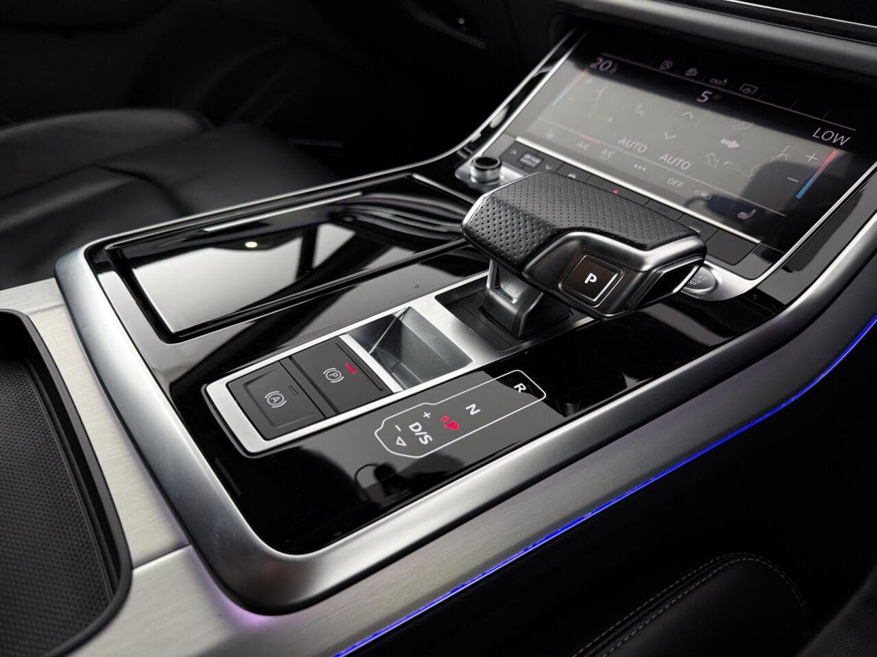 Audi Q7 thumbnail Interior Front