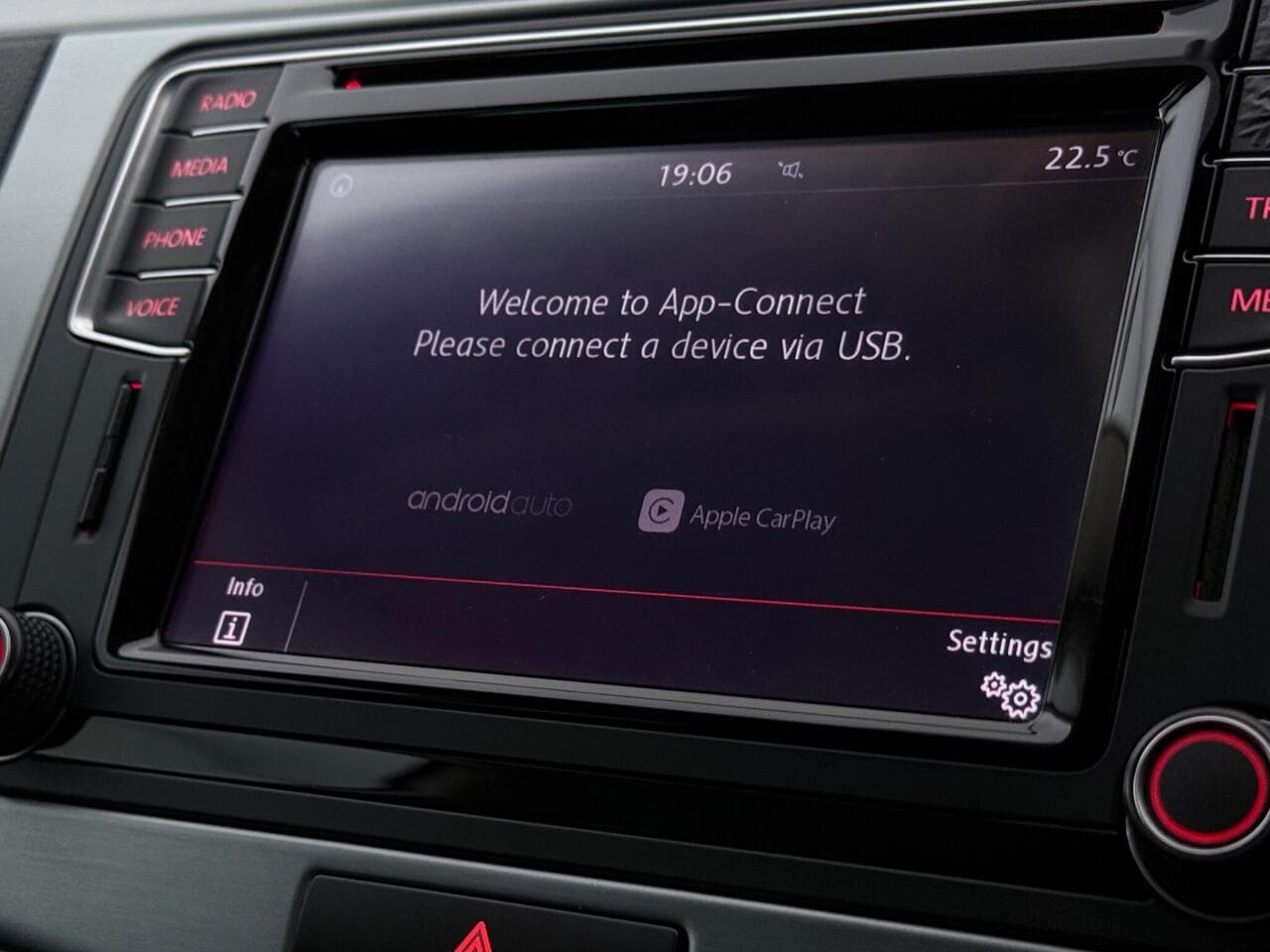Volkswagen CC thumbnail Infotainment System