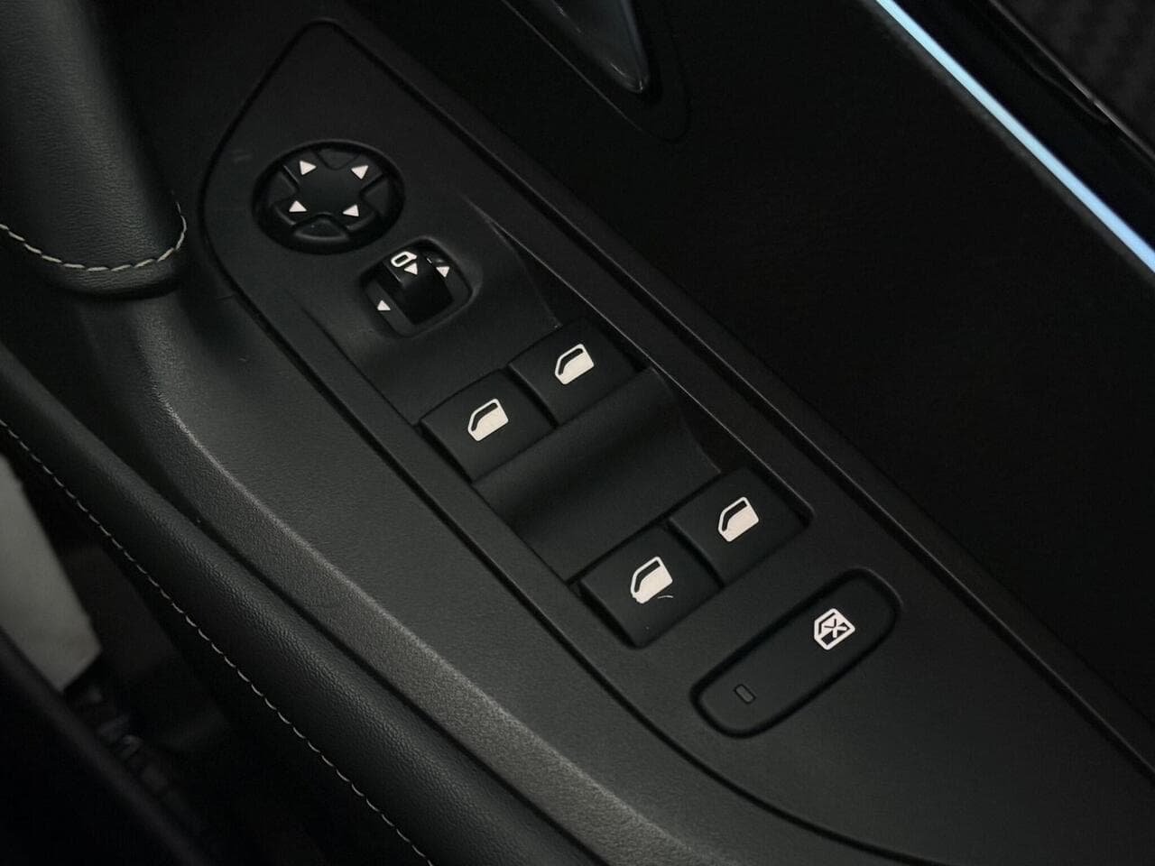 Peugeot 2008 thumbnail Misc Controls