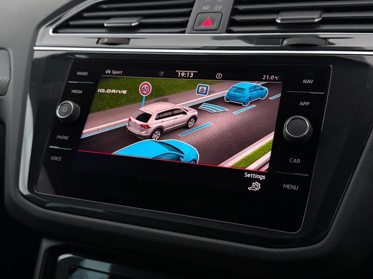 Volkswagen Tiguan thumbnail Infotainment System