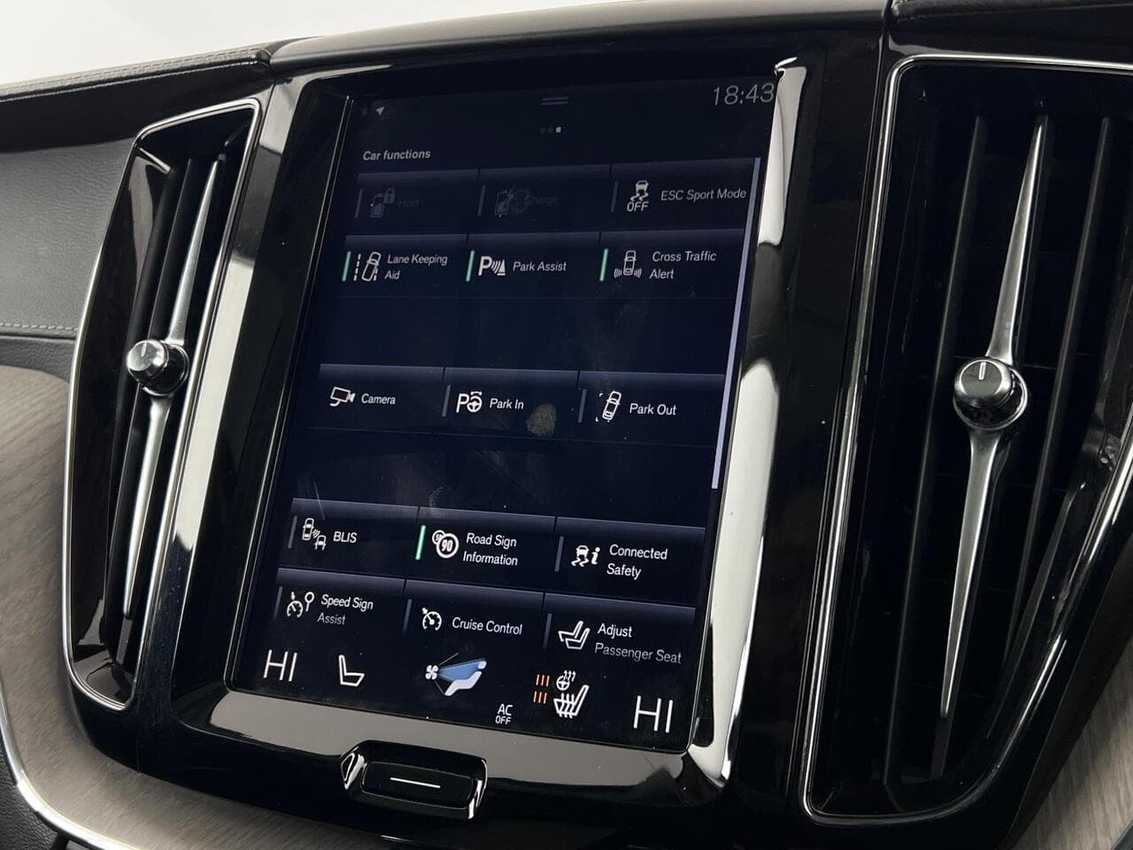 Volvo XC60 thumbnail Infotainment System