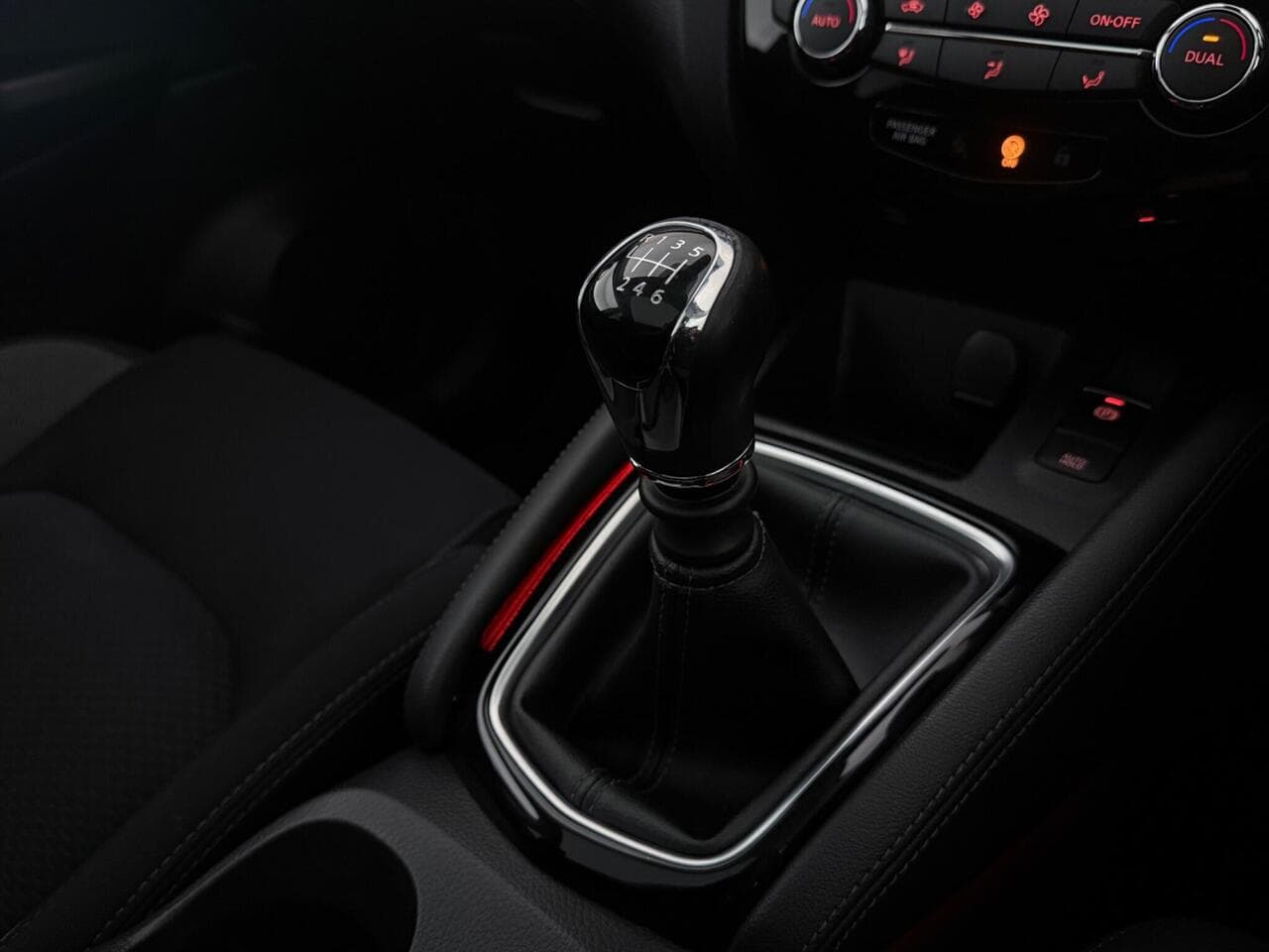 Nissan Qashqai thumbnail Interior Front