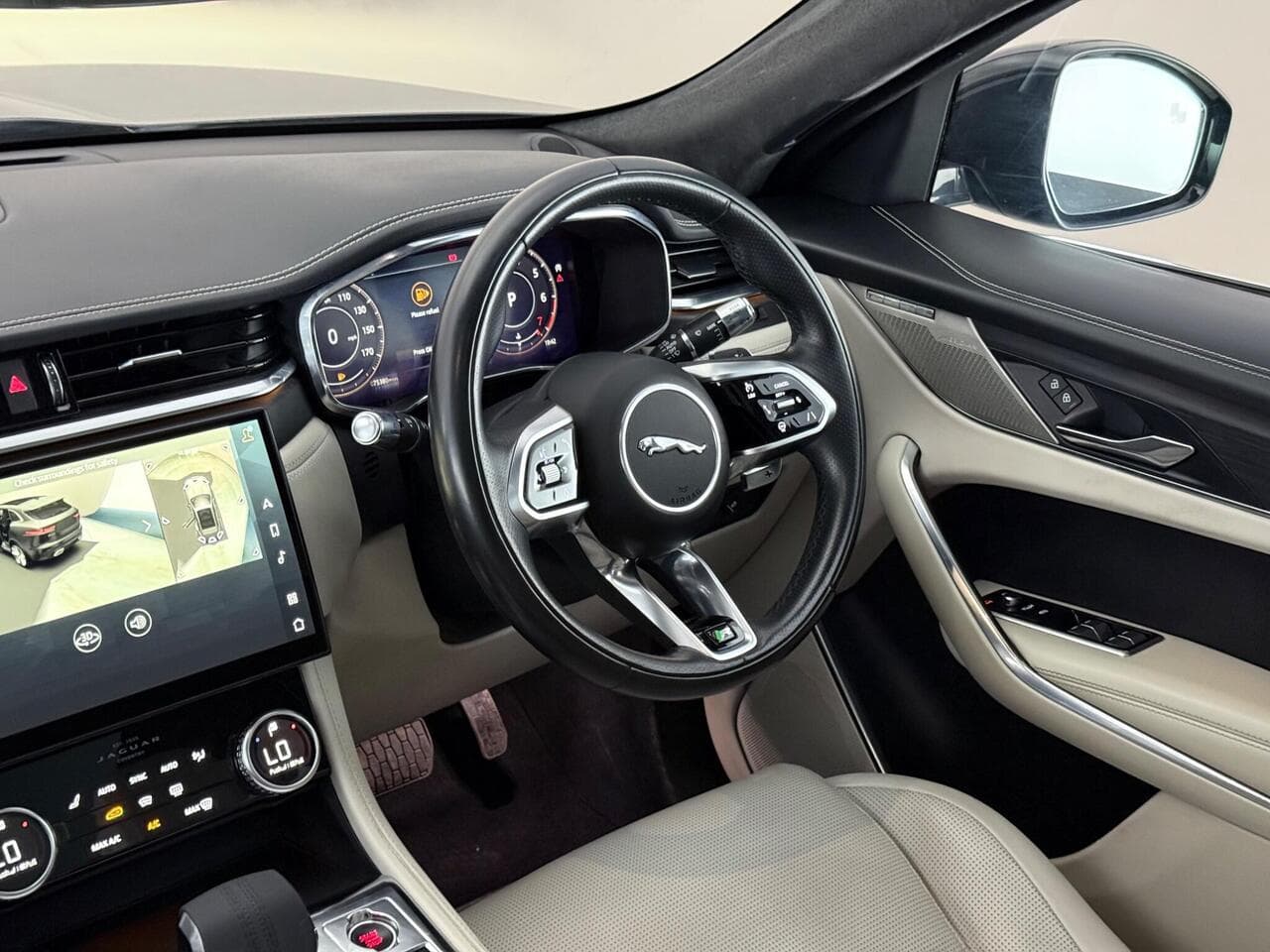 Jaguar F-PACE thumbnail Interior Front