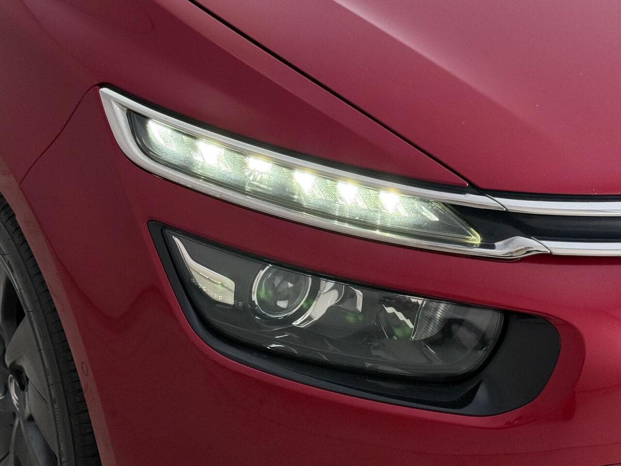 Citroen Grand C4 Picasso thumbnail Lights Front