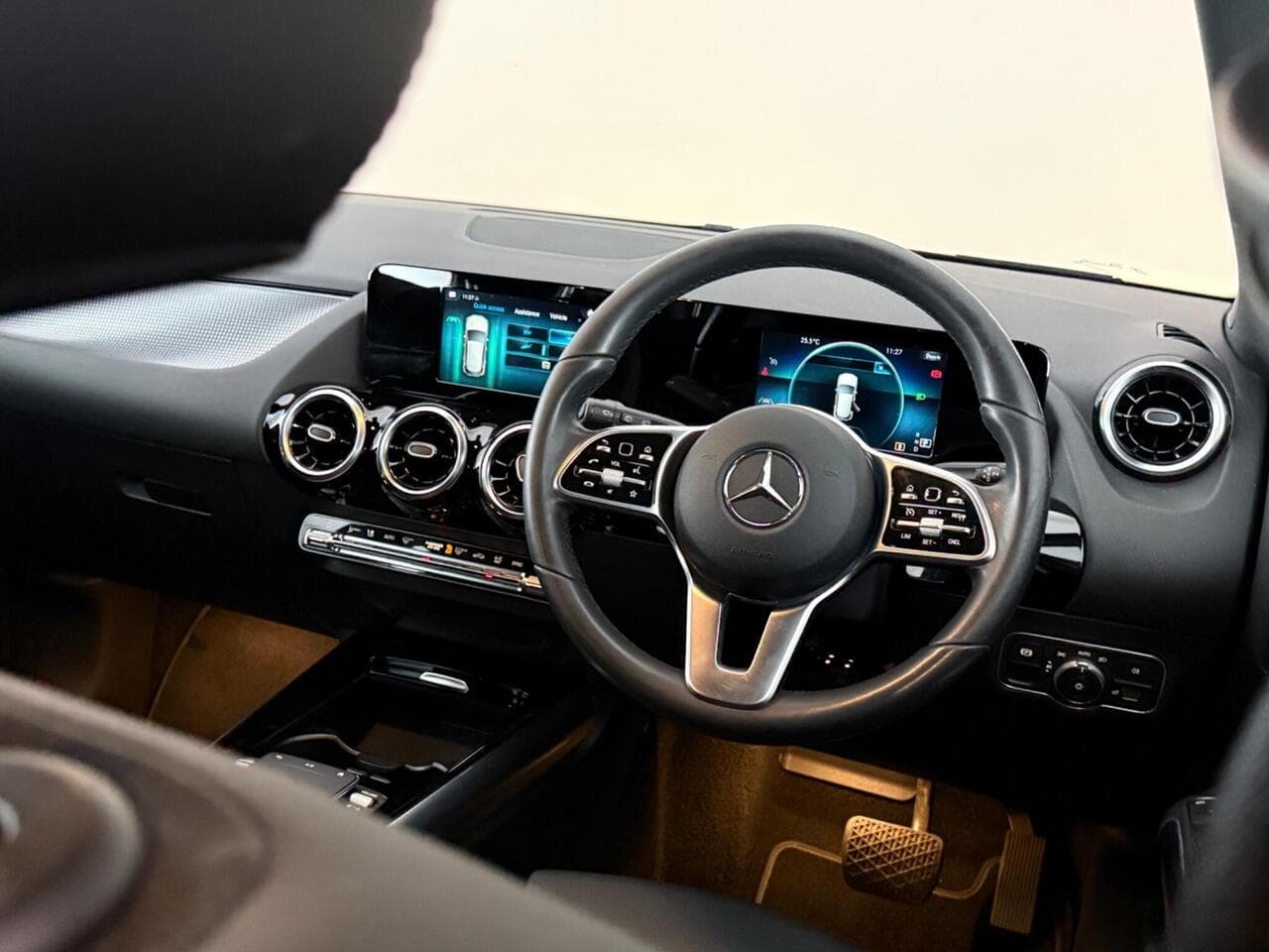 Mercedes-Benz GLA thumbnail Interior Front