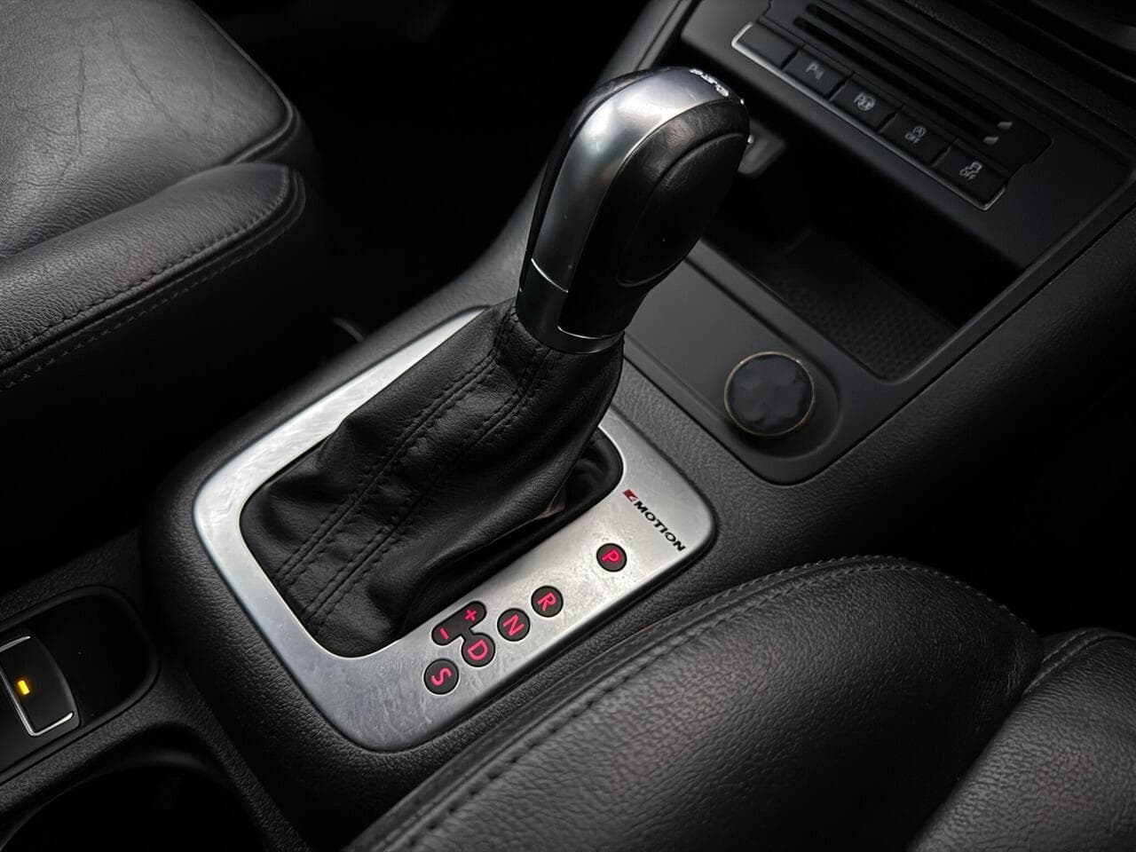 Volkswagen Tiguan thumbnail Interior Front