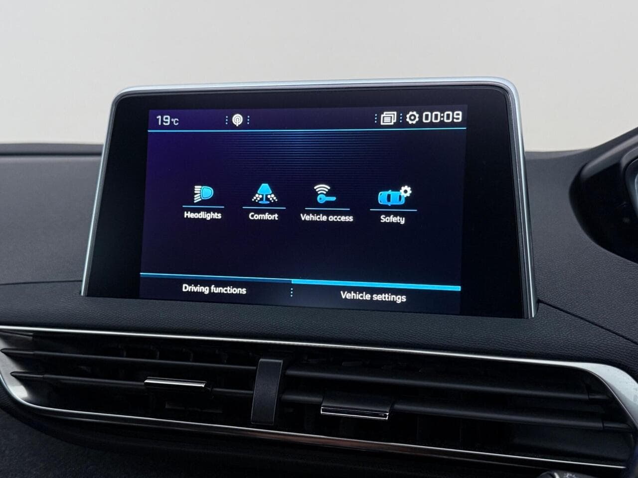 Peugeot 5008 thumbnail Infotainment System