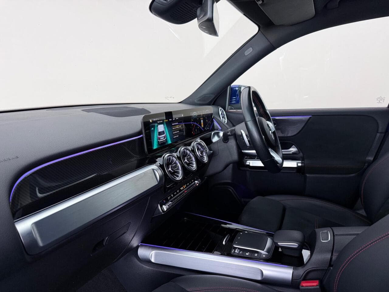 Mercedes-Benz GLB thumbnail Interior Front