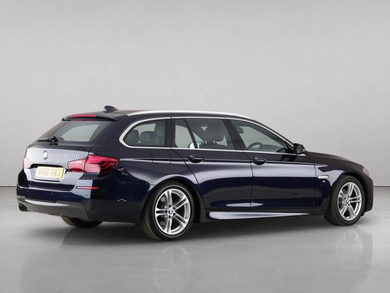 BMW 5 Series thumbnail Side Right